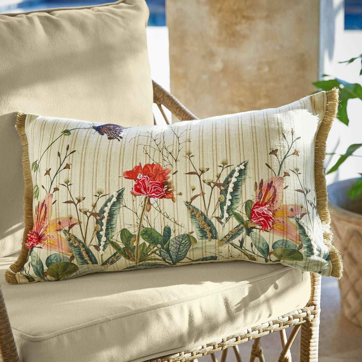 Kissenhülle Floriania Rechteckiges Dekokissen aus Baumwolle in Creme mit floralem Muster und Fransenrand