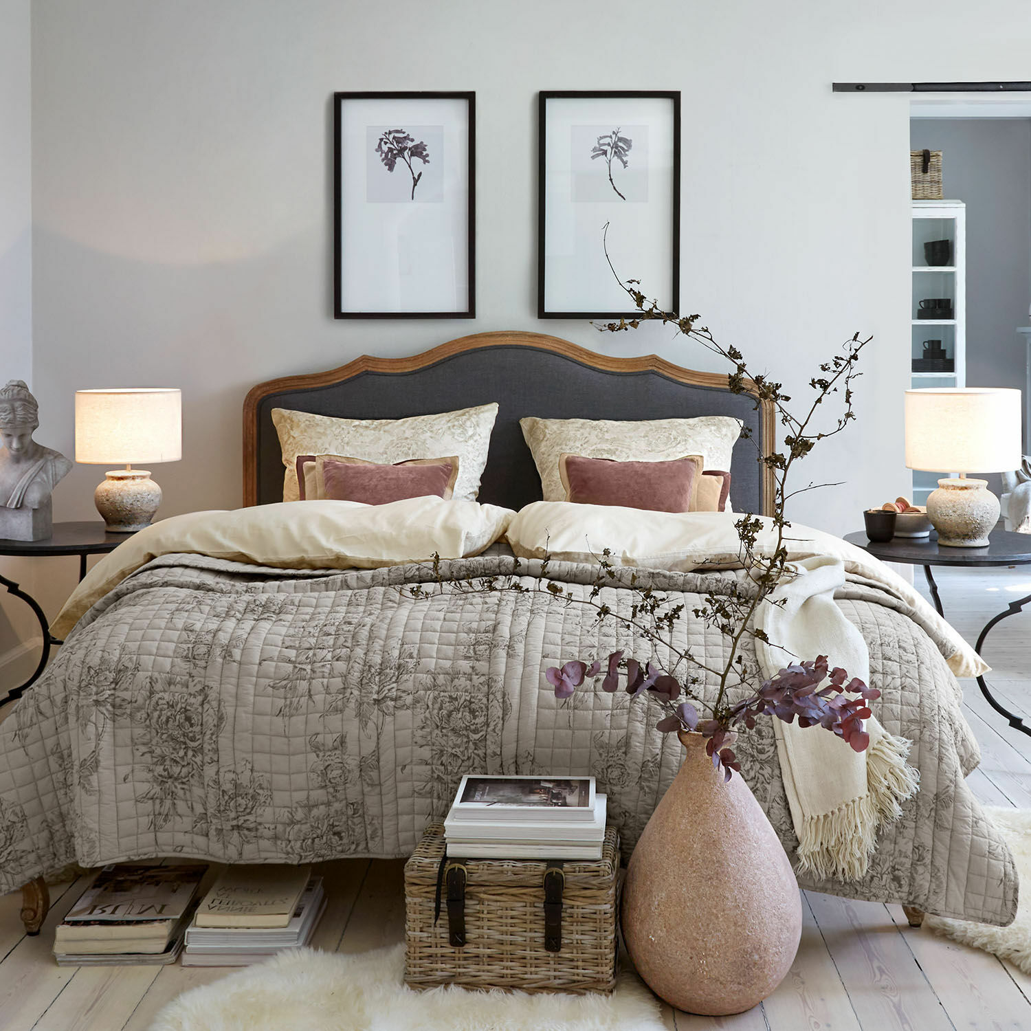 Bettwäsche Bravonea Gemütliches Schlafzimmer mit Holzbett und grauem Polster, beige Steppdecke mit floralem Muster, natürliche Deko