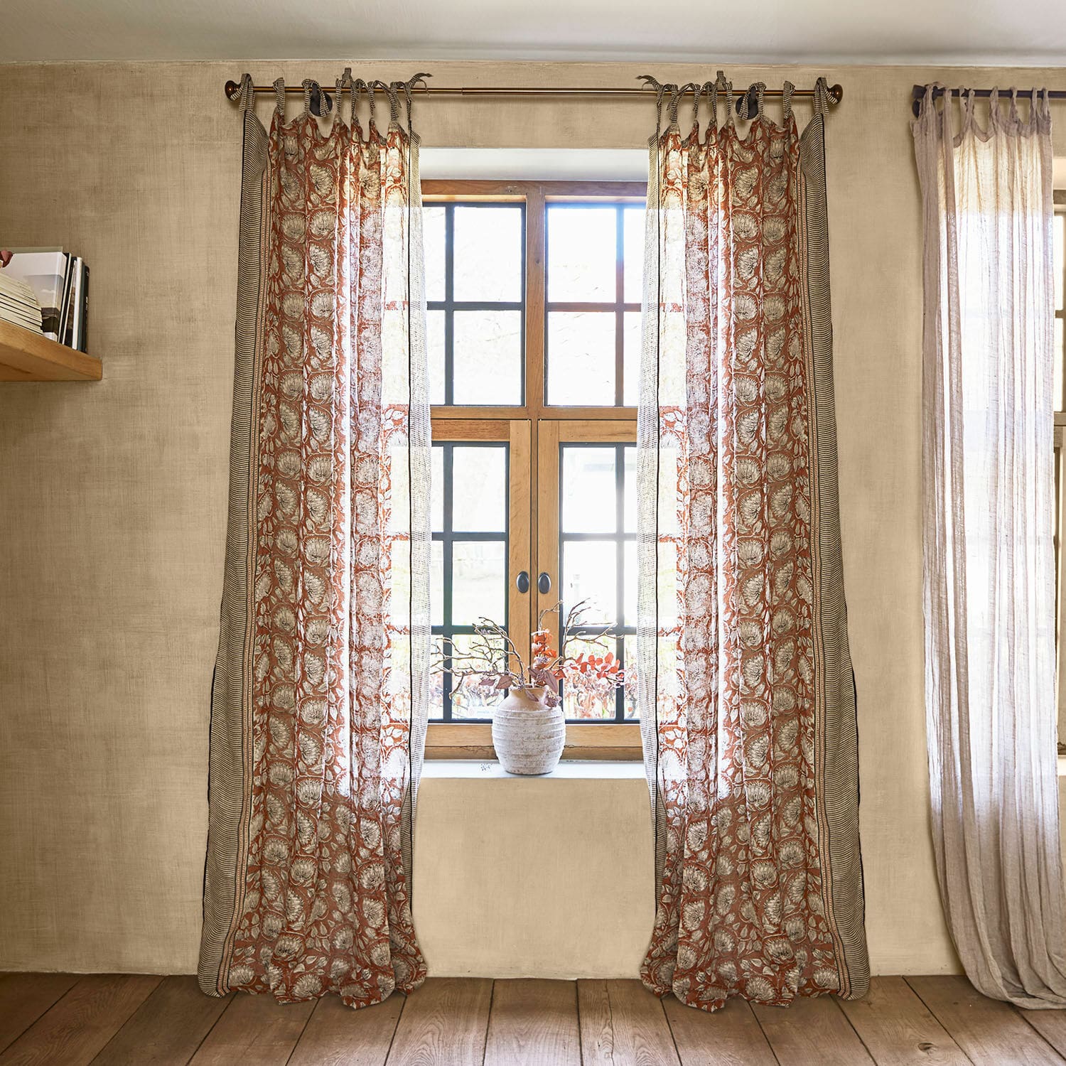 Gardine Lemisto Transparente Vorhänge mit floralem Muster in warmen Tönen an Holzfensterrahmen