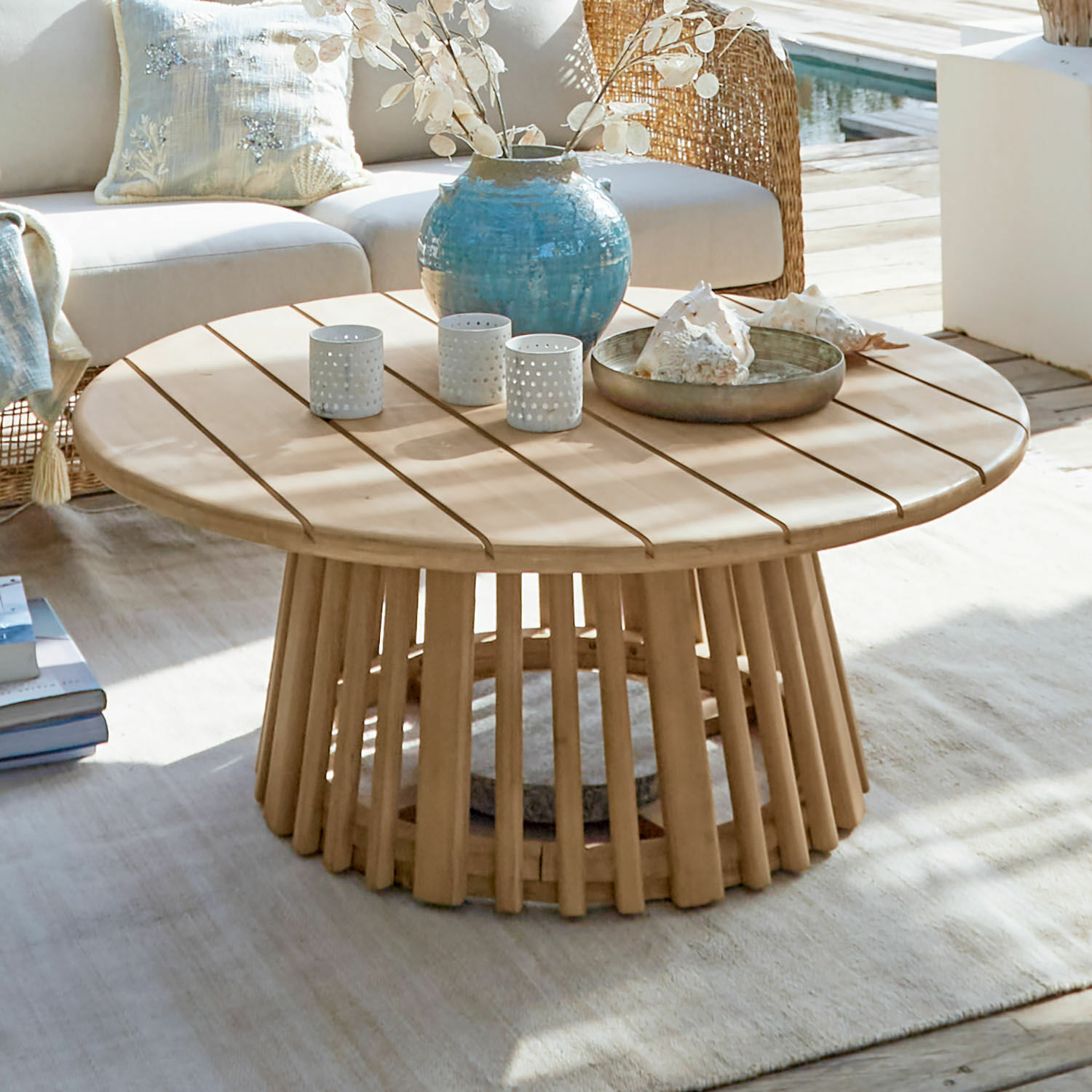 Couchtisch FSC®-100% Tewsbury Runder Couchtisch aus hellem Holz mit Dekorationen auf Terrasse neben Pool