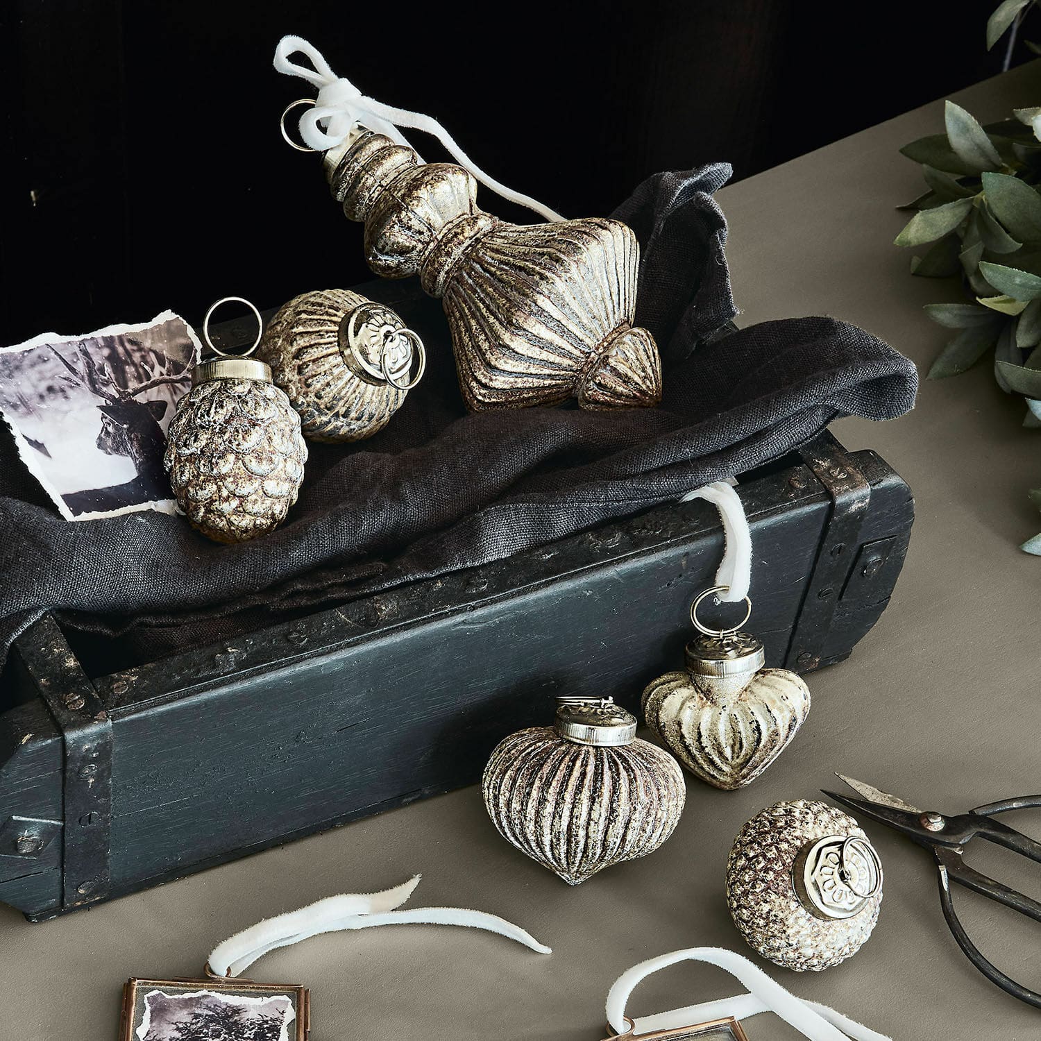 Weihnachtsschmuck 6er Set Ménoire Set aus silbernen Glas-Weihnachtsanhängern mit weißen Bändern für festliche Dekoration