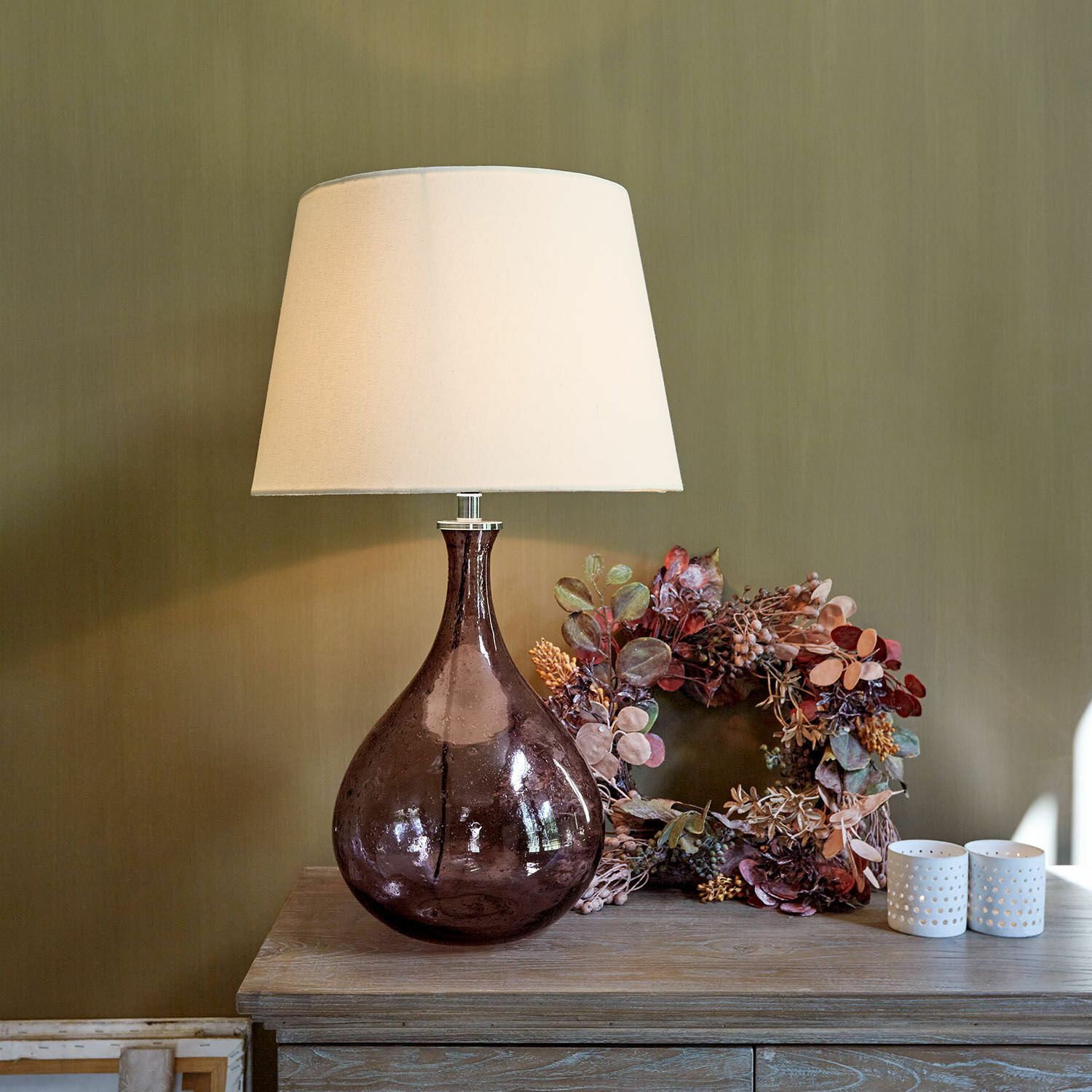 Tischlampe Calandor Tischlampe aus violettem Glas mit weißem Lampenschirm auf Holztisch mit herbstlicher Dekoration