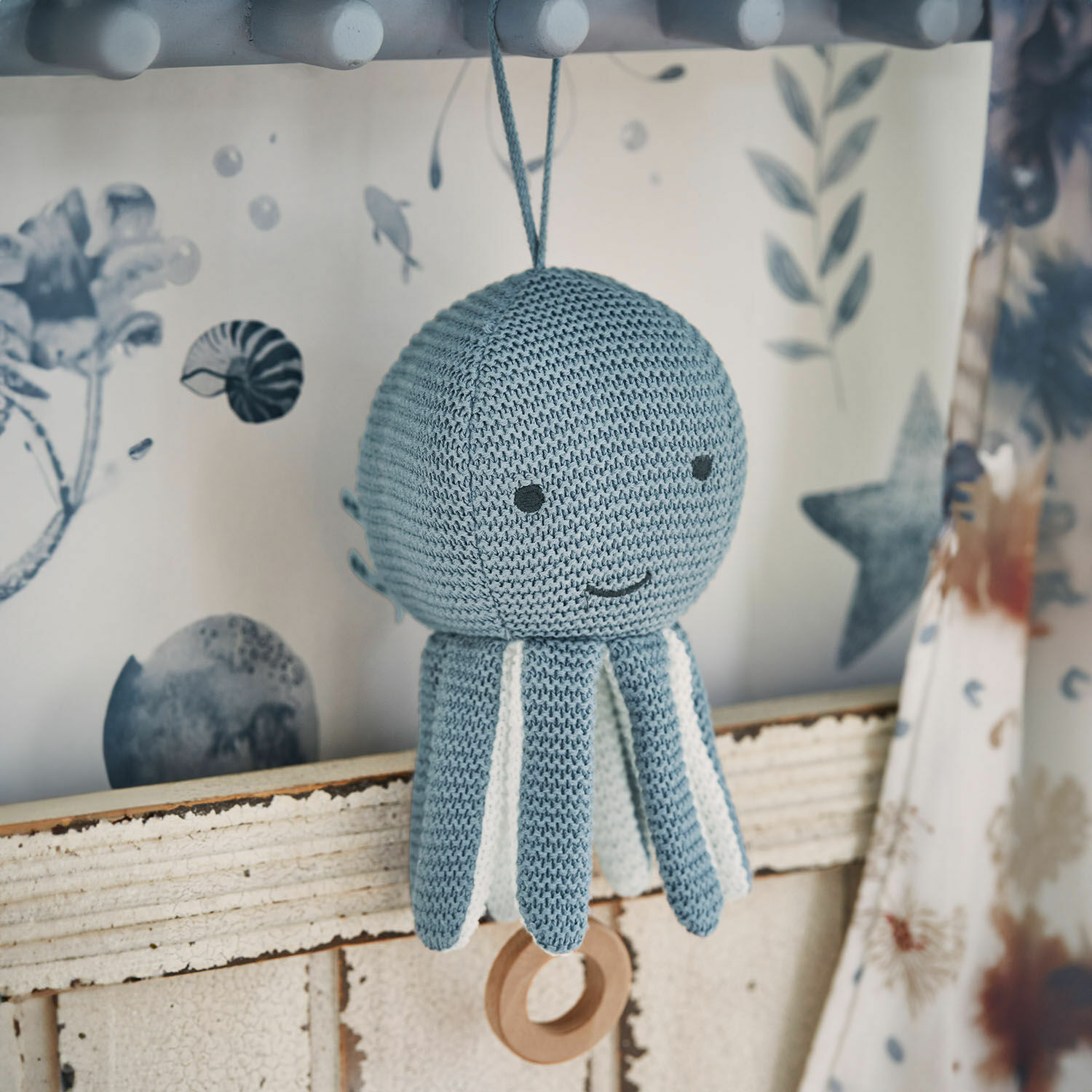 Spieluhr Cozycot Gestricktes blau-weißes Oktopus-Spielzeug mit Holzring zum Aufhängen, weiche Kinderzimmer-Deko