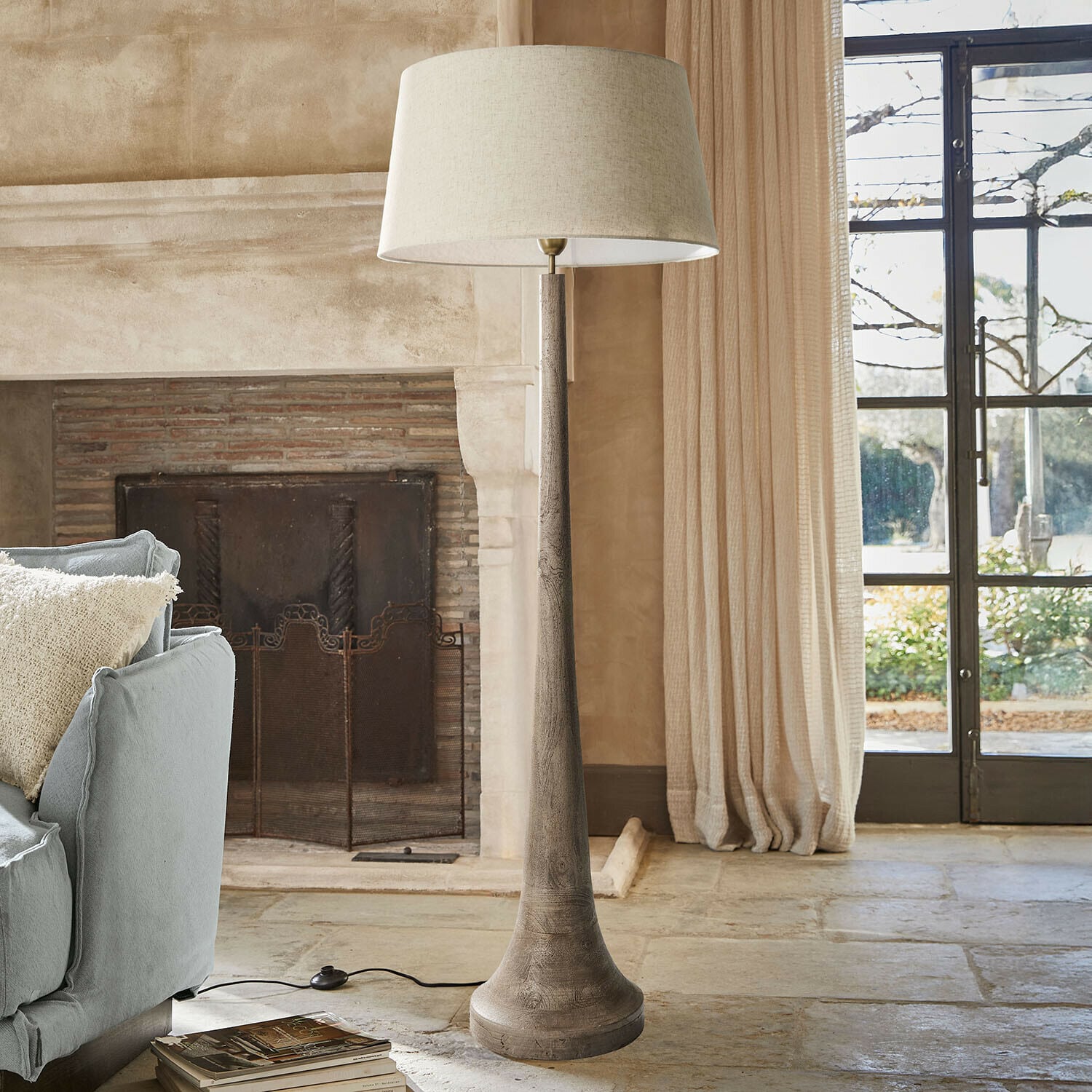 Stehlampe Helsfjord Stehlampe mit Holzfuß und beigem Lampenschirm in gemütlichem Wohnzimmer mit Kamin und Sofa