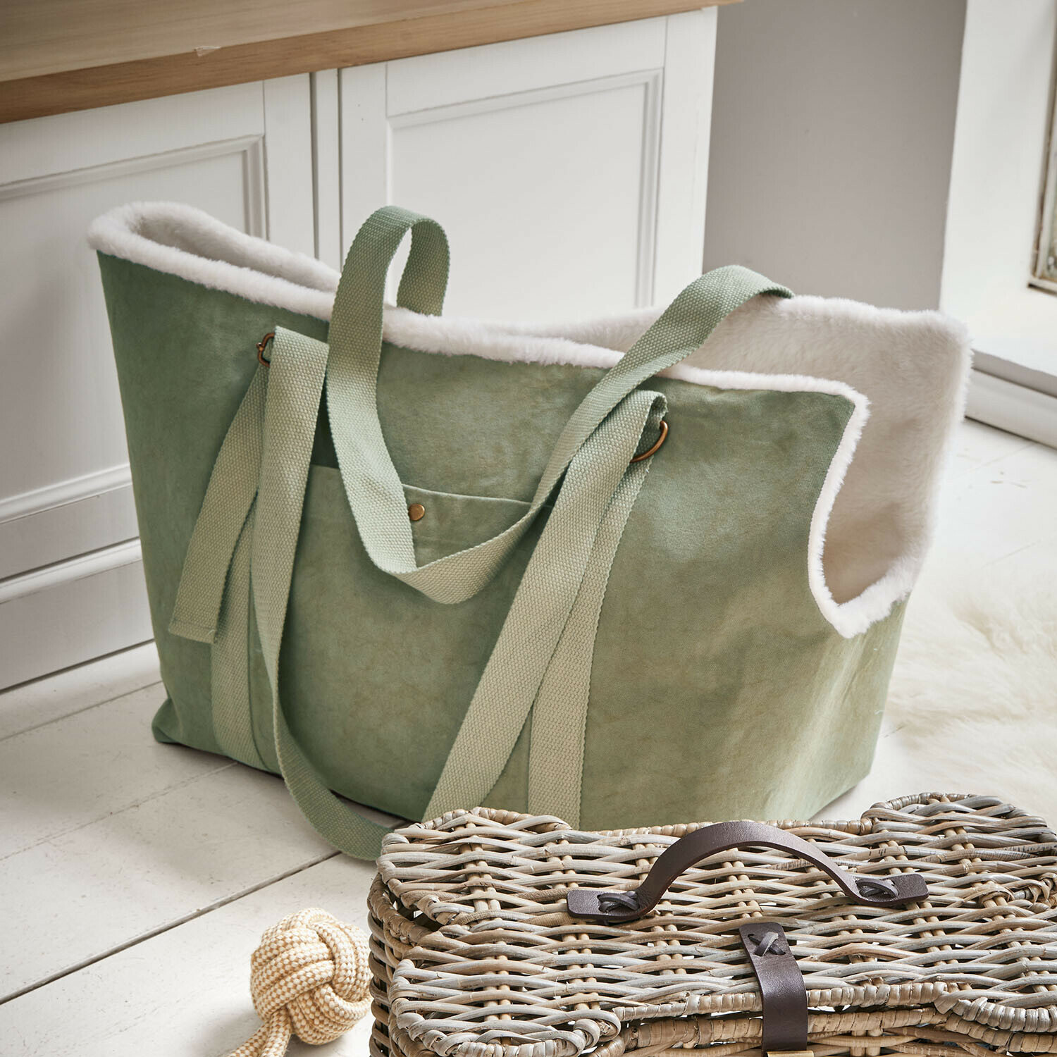 Haustiertasche Lunapet Mintgrüne Tasche aus weichem Material mit weißem Fellbesatz und breiten Trägern, modische Einkaufstasche