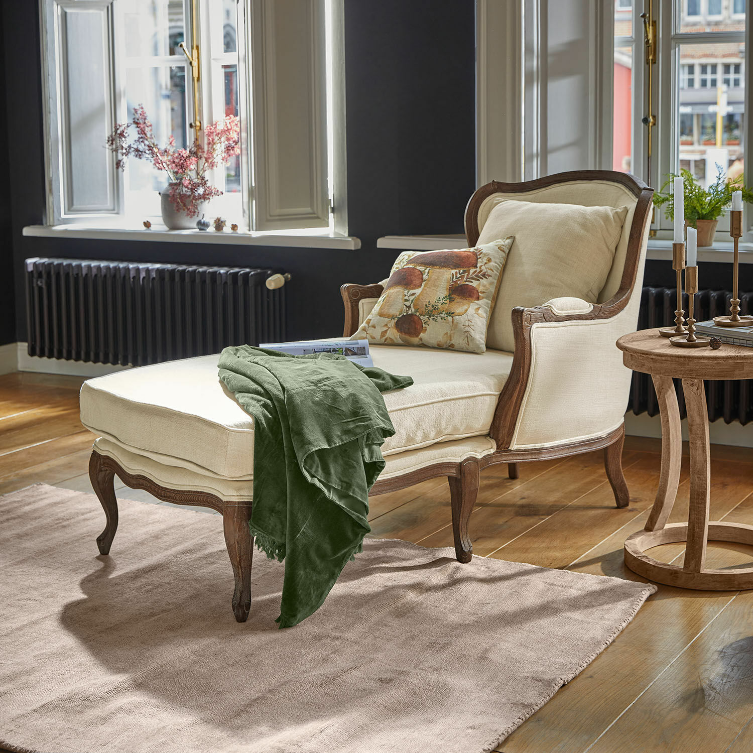 Chaiselongue Muel Beige Chaiselongue mit Holzrahmen und grünem Überwurf in hellem Wohnzimmer mit Holzboden