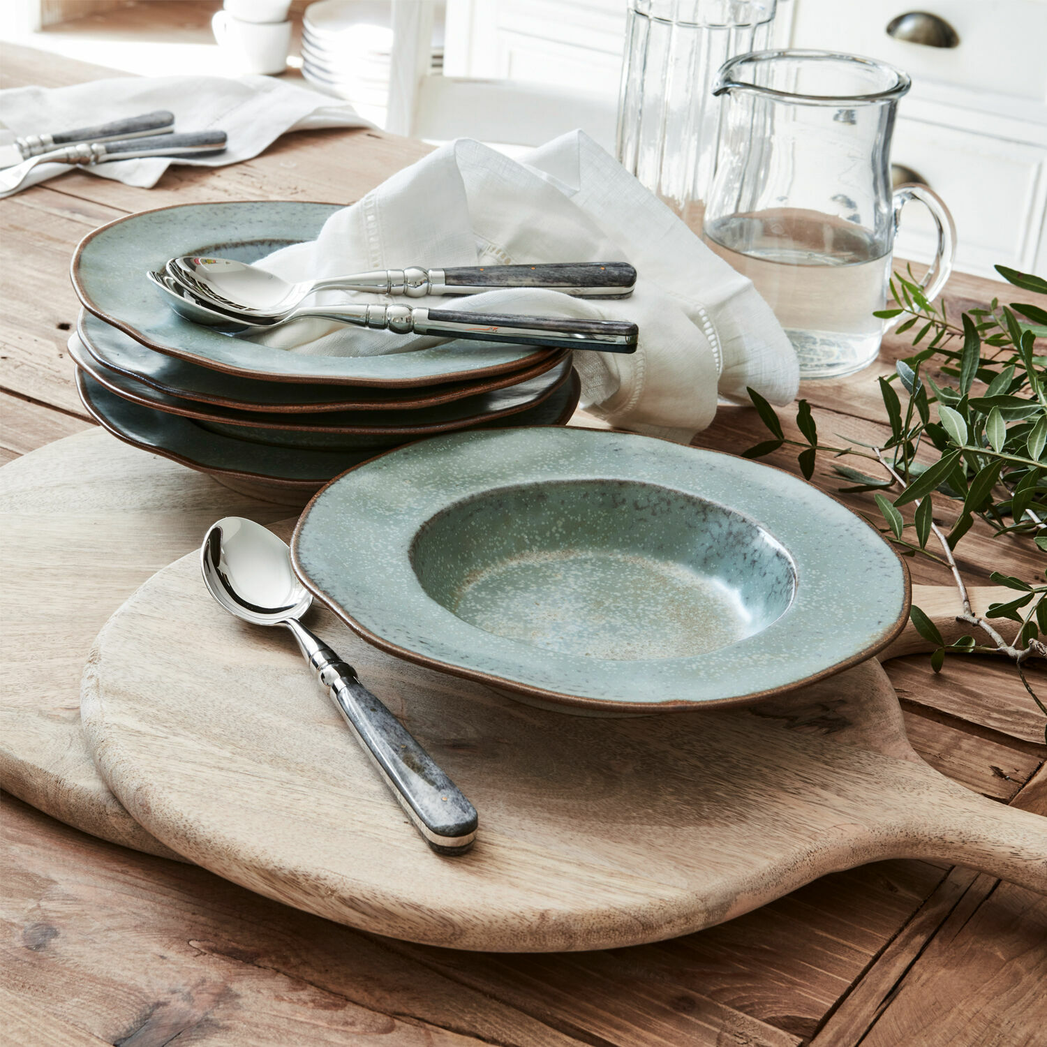Suppenteller 6er Set Biarré Grünes Keramik-Teller-Set mit Metalllöffeln auf rustikatem Holzbrett zum Servieren