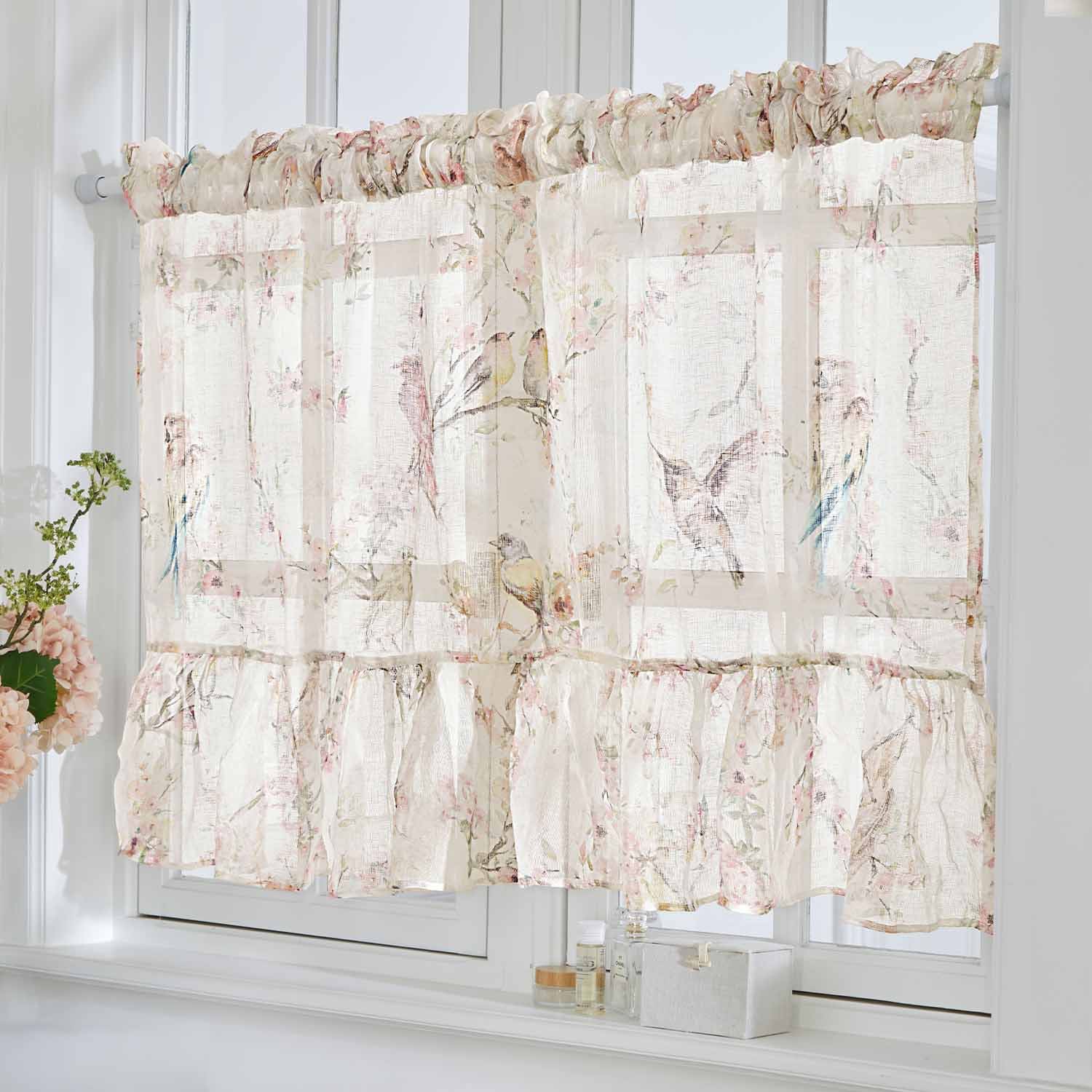 Transparenter Vorhang mit zartem Vogel- und Blumenmuster in Pastellfarben für Fensterdekoration