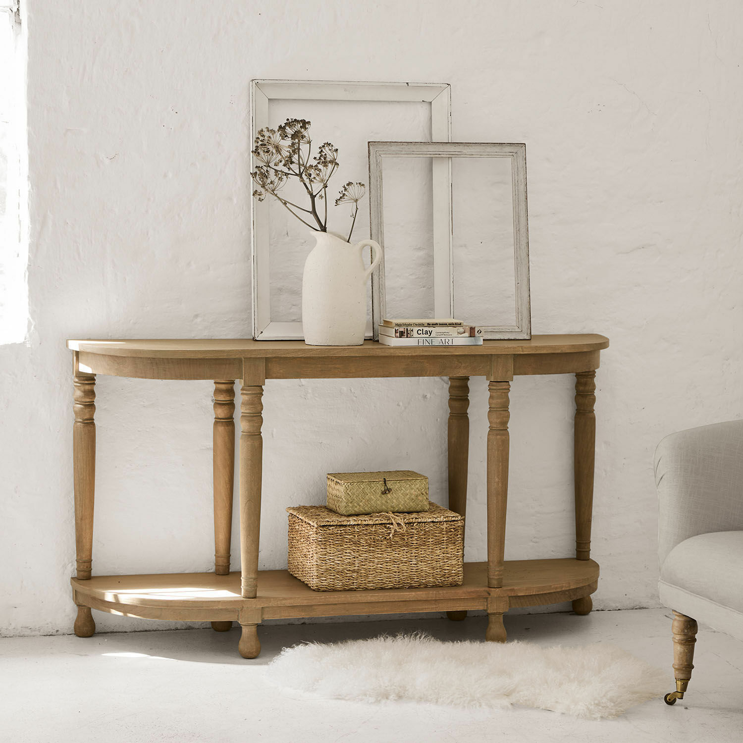 Konsole Brookdale Konsolentisch aus Holz in Naturfarbe mit dekorativen Bilderrahmen und Vase mit Trockenblumen