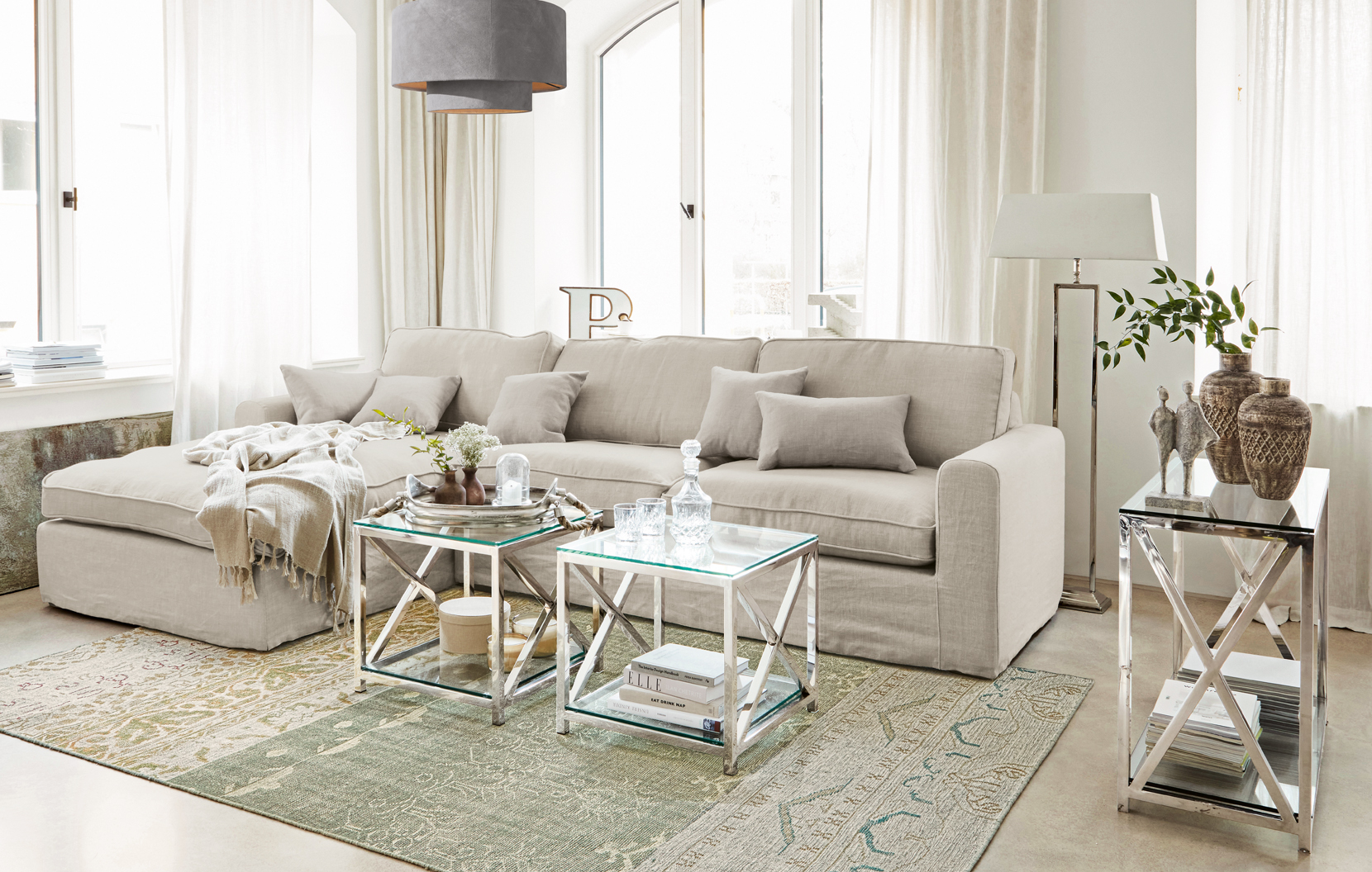 Beige klassische Leinen-Couch mit Kissen und Glastischen auf Metallrahmen in elegantem Wohnzimmer