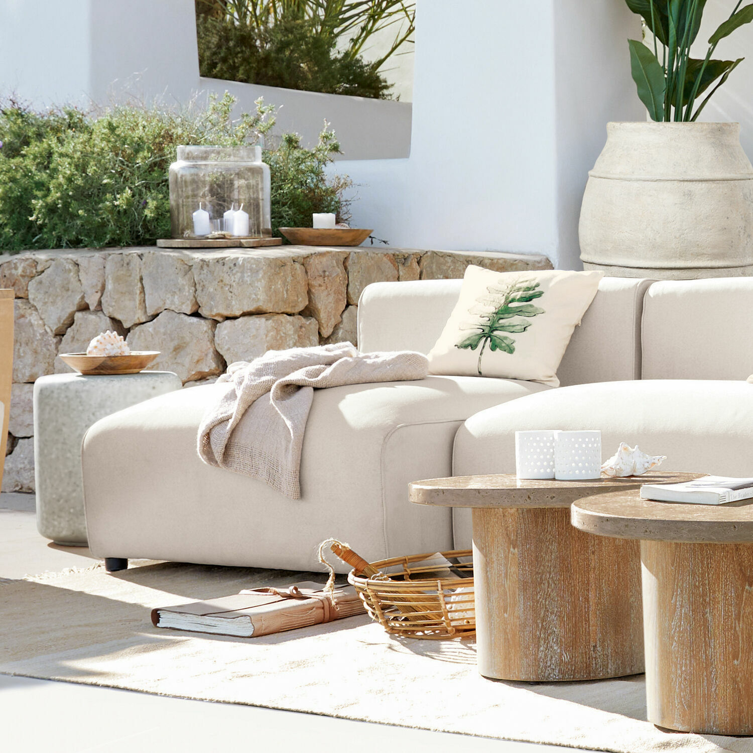 Sofamodul Vézère Beige Stoffsofa mit Blattkissen und Holzcouchtischen in hellem Wohnzimmer