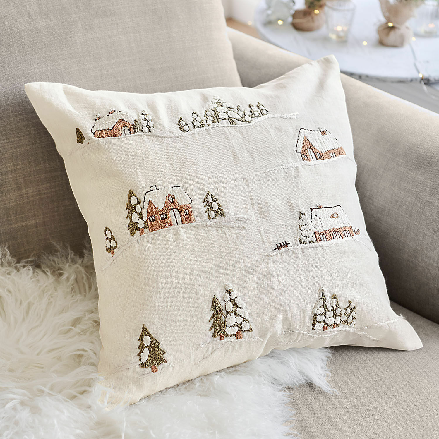 Kissenhülle Lyngstad Beige Leinenkissen mit Stickerei eines Winterdorfs und verschneiten Bäumen, Winterdekoration