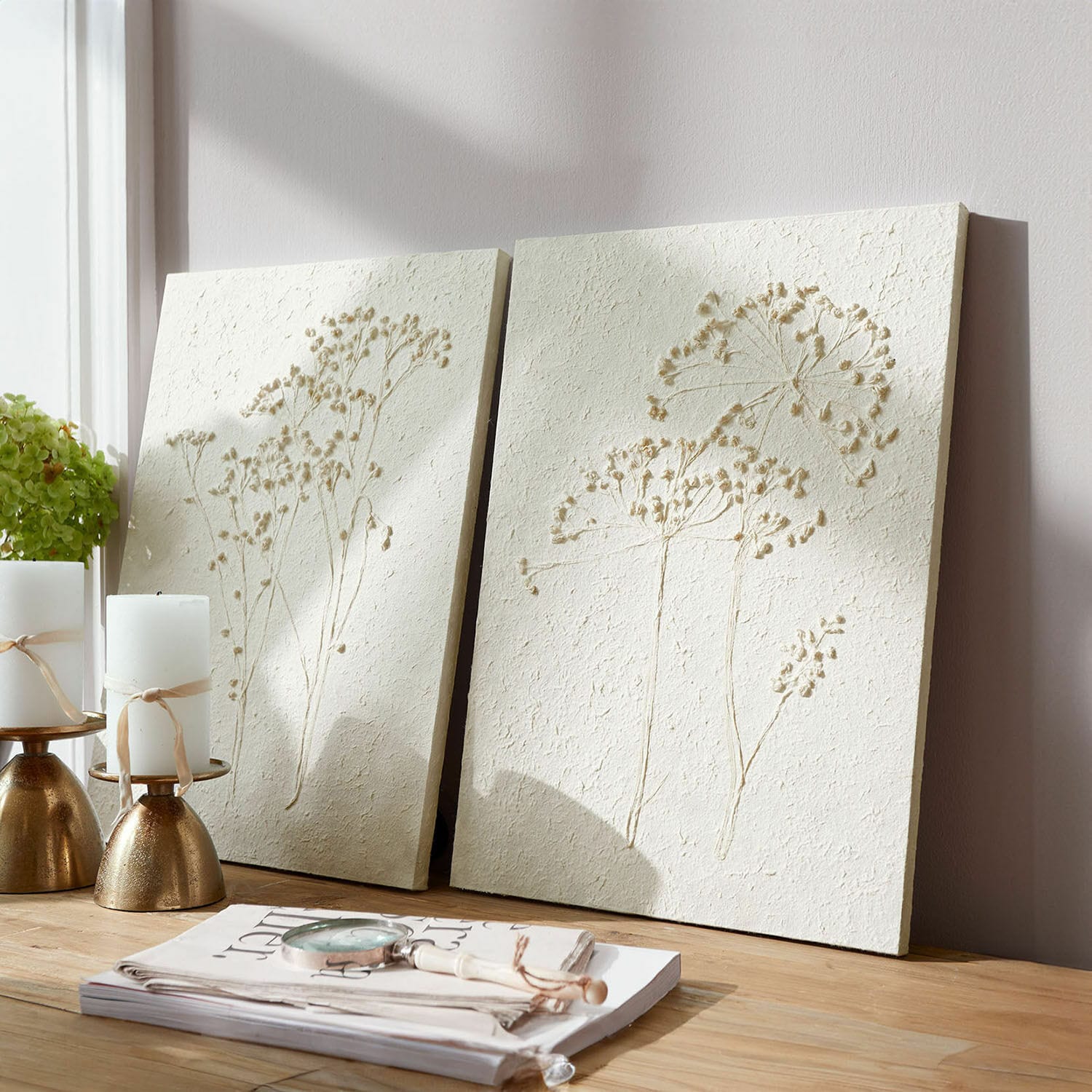 Bild 2er Set Tiloren Dekorative Wandpaneele in Creme mit pflanzlichem Relief auf hellem Holztisch