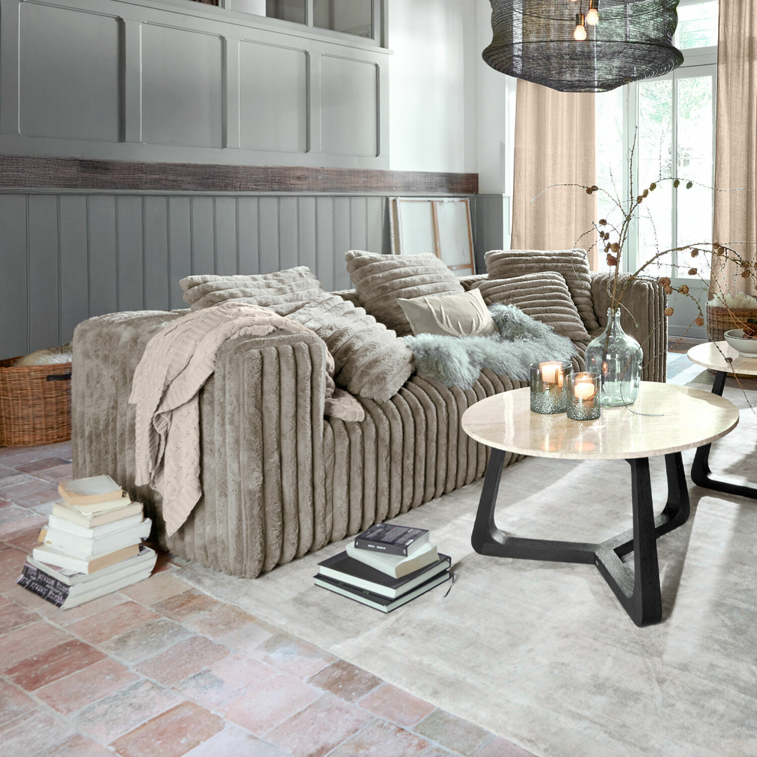 Sofa Roucemont Beiges Sofa aus weichem Plüsch mit Kissen und Decke im modernen Wohnzimmer mit Marmortisch