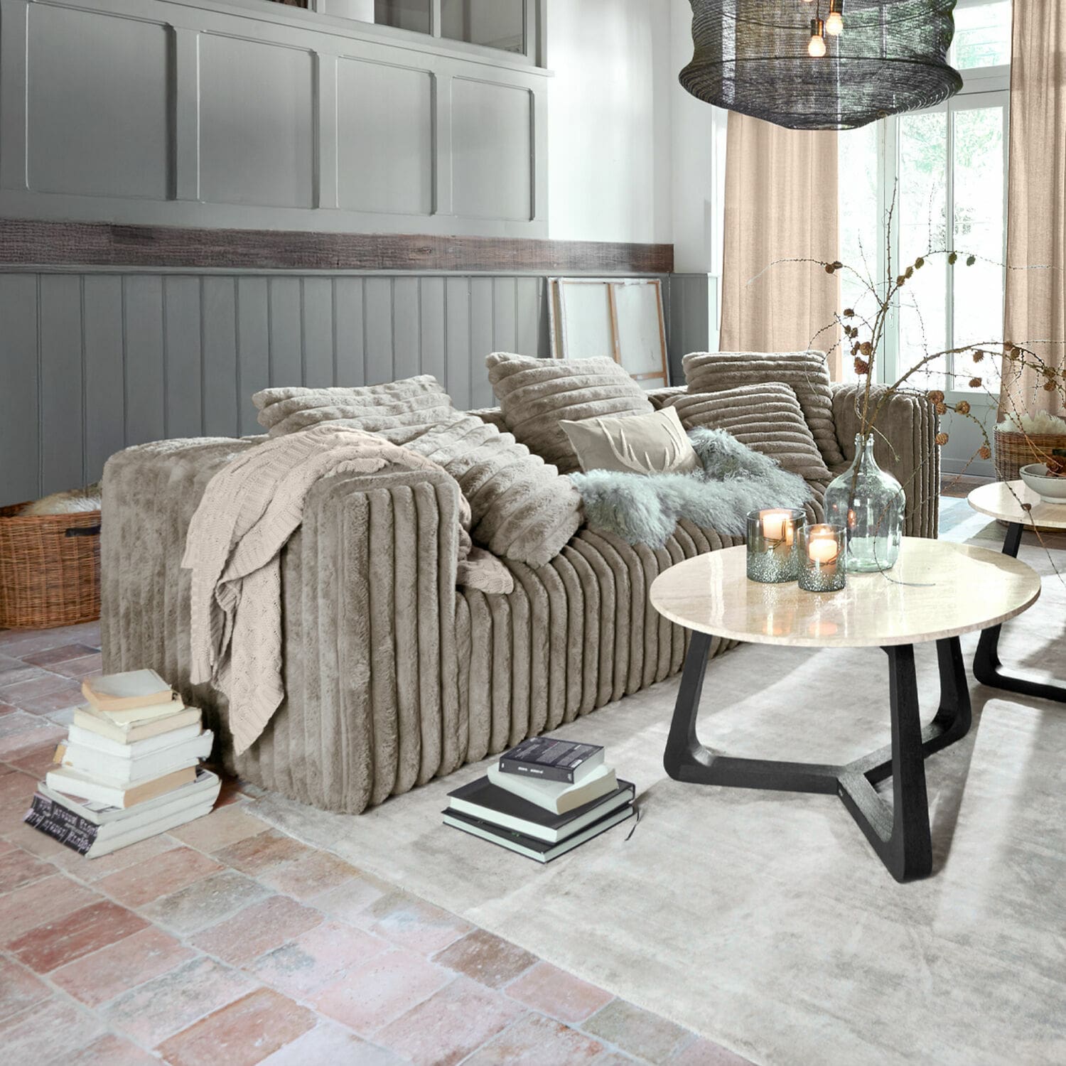 Sofa Roucemont Beiges Sofa aus weichem Plüsch mit Kissen und Decke im modernen Wohnzimmer mit Marmortisch
