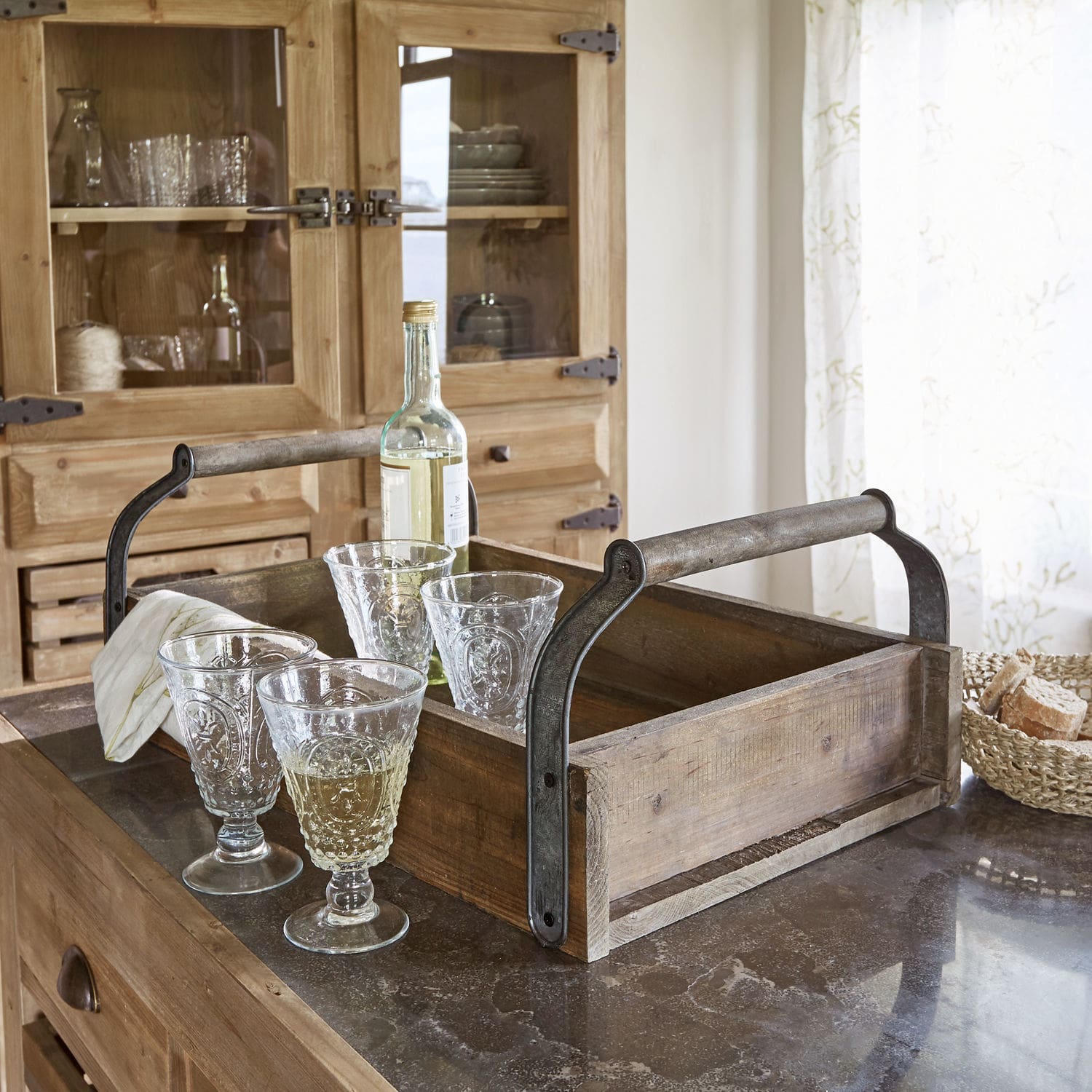 Tablett Perryham Holzkiste mit Metallgriffen auf Küchenarbeitsplatte mit Weingläsern und Flasche