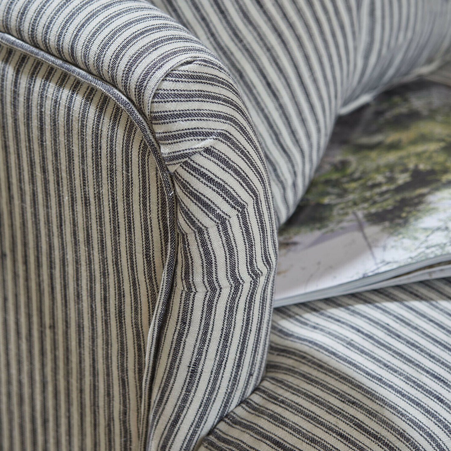 Gestreiftes Sofa aus Baumwollstoff in Grau und Weiß mit offenem Buch auf der Sitzfläche