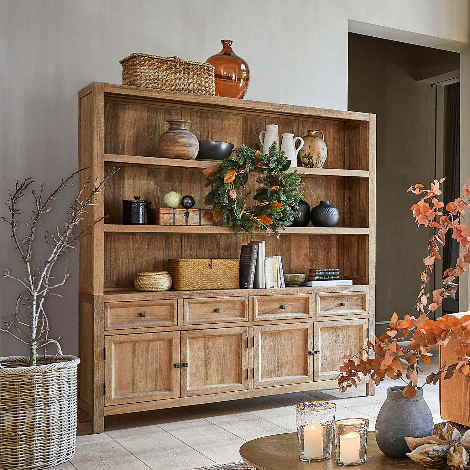 Schrank New Bedford Massives Holzsideboard in Naturfarbe mit Regalen, Schubladen und Dekorationen im Wohnzimmer
