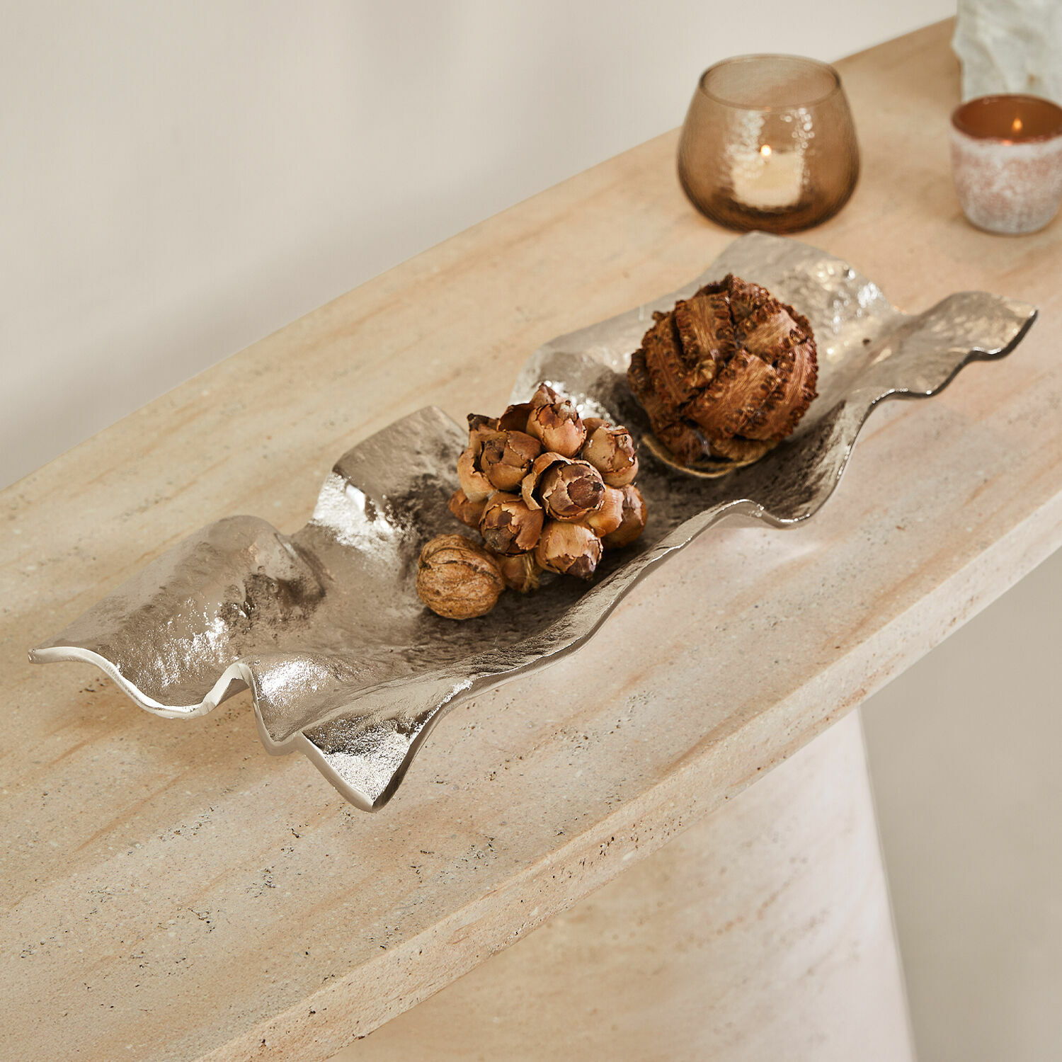 Dekoratives silbernes Metalltablett mit wellenförmigem Rand, modernes Design für den Wohnzimmertisch