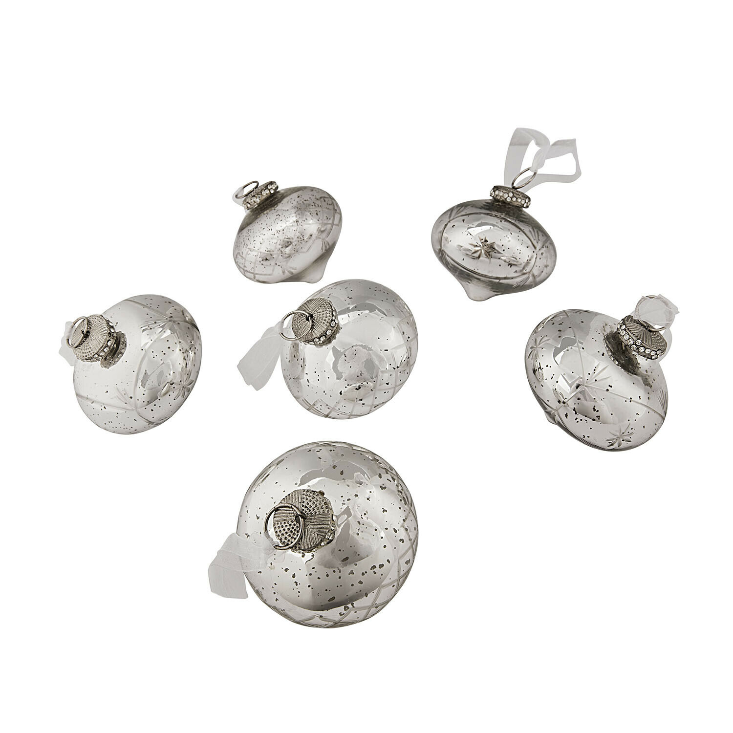 Weihnachtsschmuck 6er Set Cheshire Set aus sechs silbernen Glas-Weihnachtskugeln mit feinem Muster und Metallaufhängungen