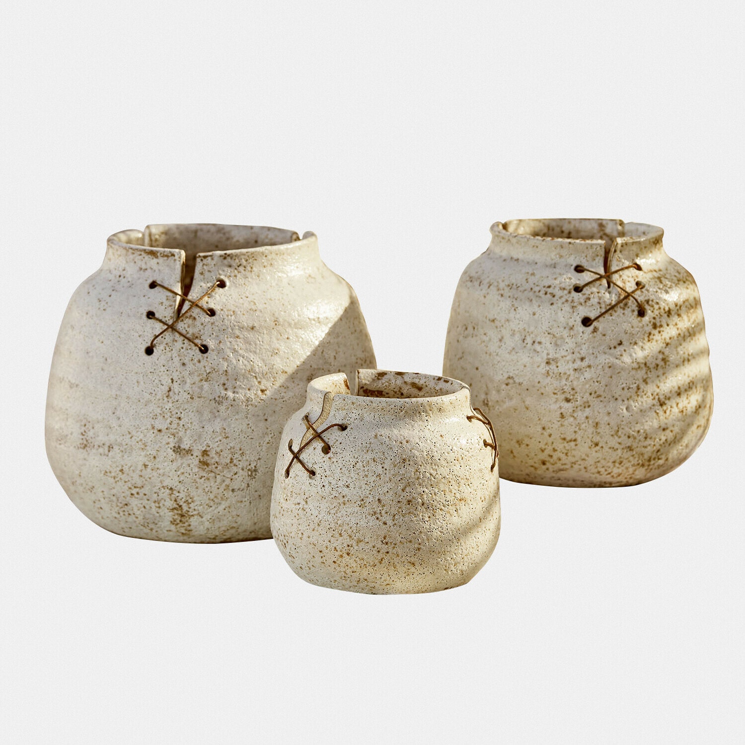 Vase 3er Set Halvenby Set aus drei cremefarbenen Keramikvasen mit rustikaler Oberfläche und dekorativer Schnürung