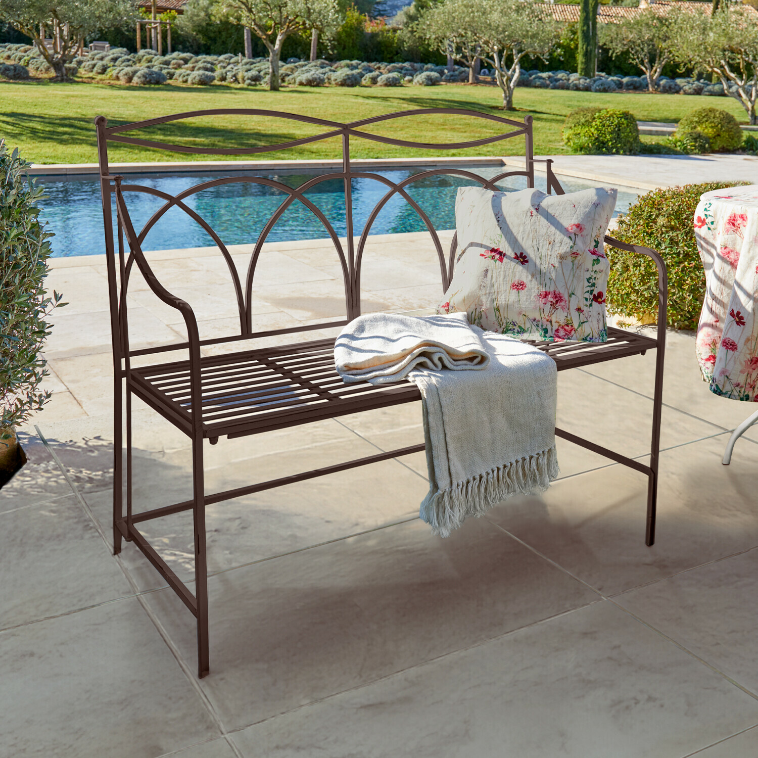 Bank Jablines Braune Metall-Gartenbank mit Kissen und Decke am Pool auf der Terrasse