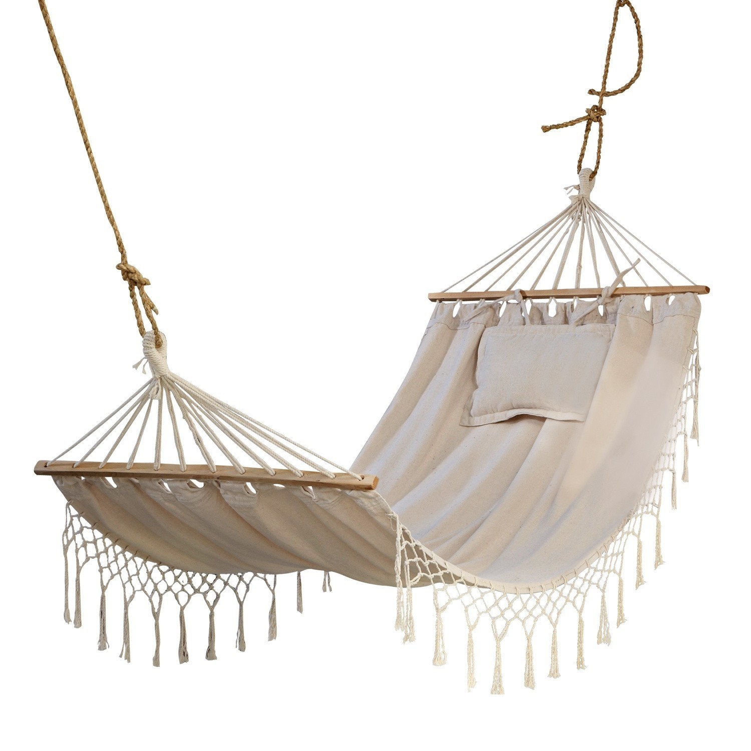 Beiger Baumwoll-Hängematte mit Holzstangen und dekorativen Fransen für entspannte Momente draußen