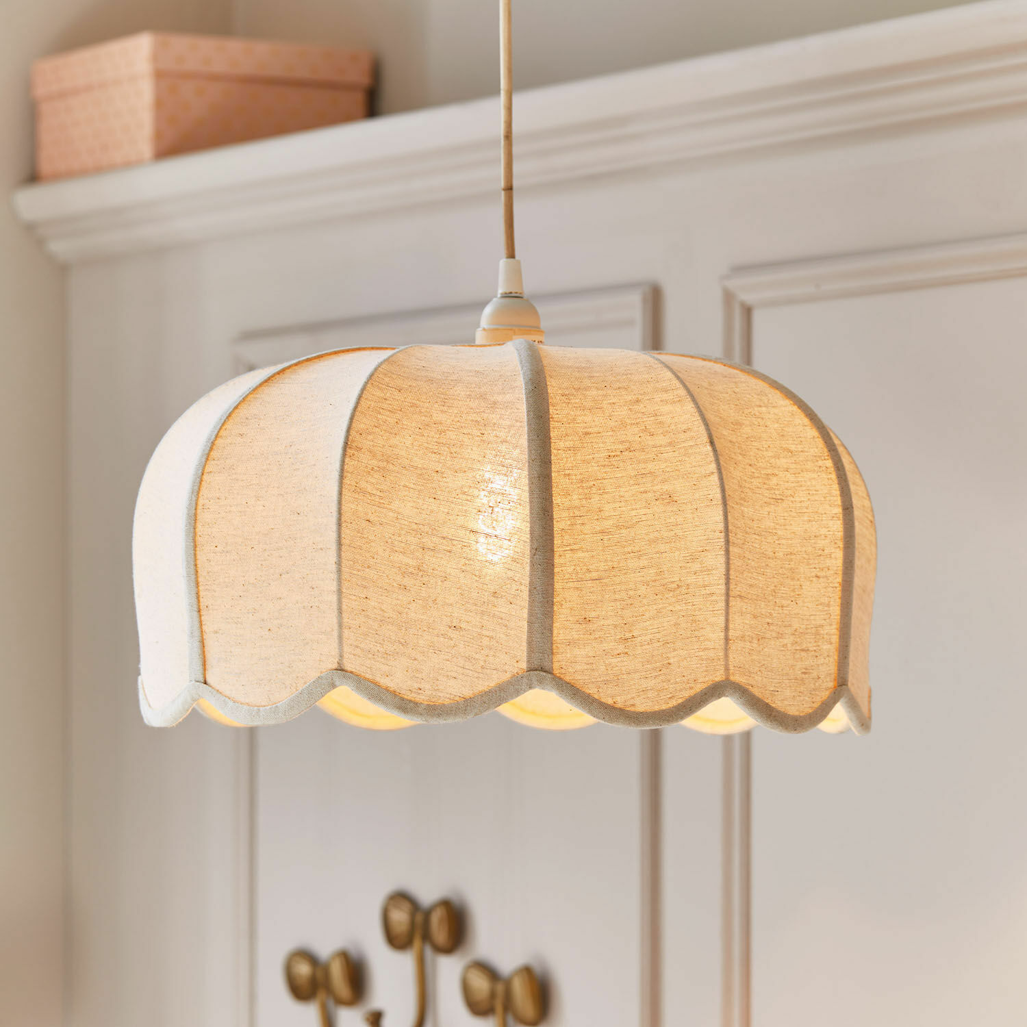 Hängelampe Ljosna Hängelampe aus cremefarbenem Stoff mit wellenförmigem Design, dekorative Deckenleuchte für Wohnzimmer