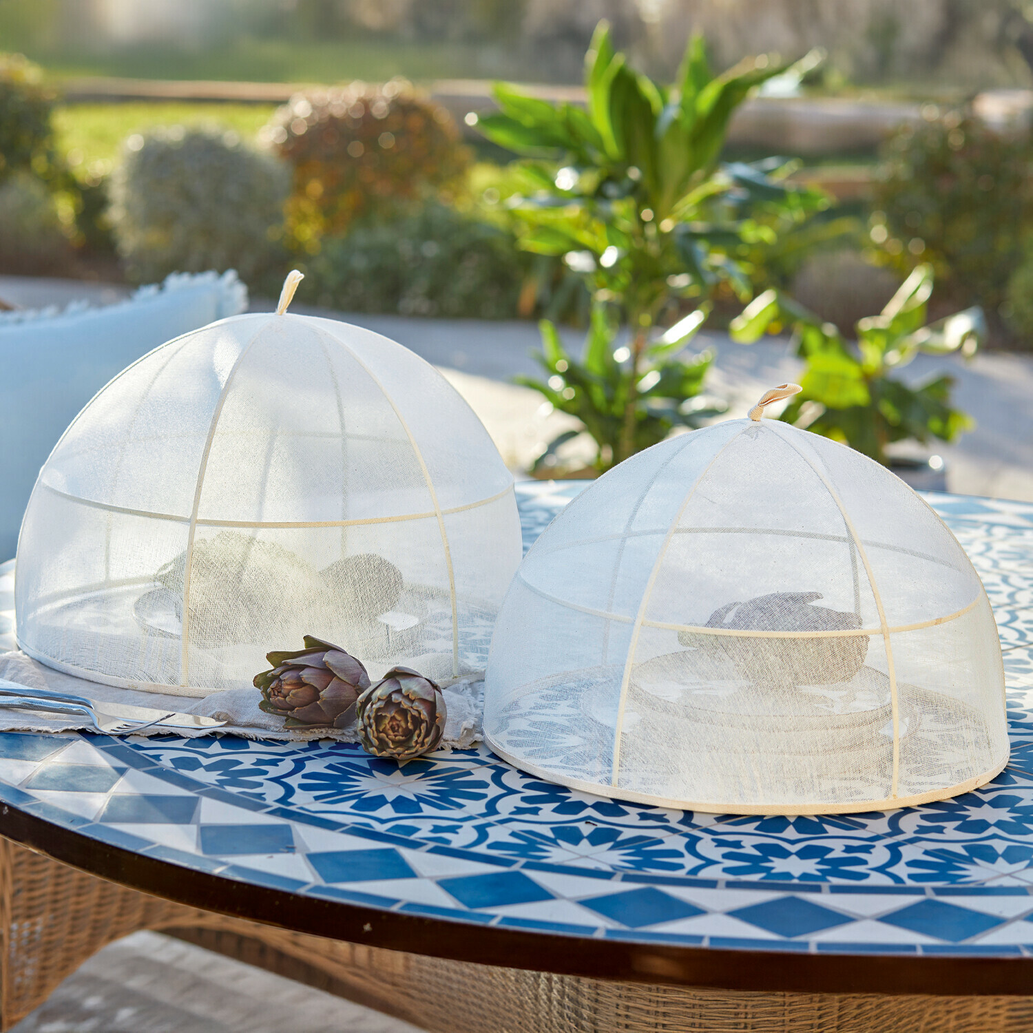 Abdeckhaube 2er Set Ognéville Zwei weiße Netz-Abdeckhauben auf blau gemustertem Tisch, Insektenschutz für Speisen im Freien
