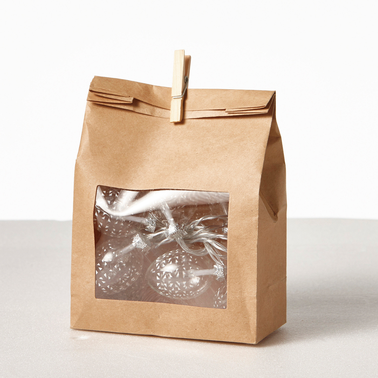 Lichterkette Candace Dekorative Lichterkette mit transparenten Kugeln in brauner Papierverpackung mit Klammer