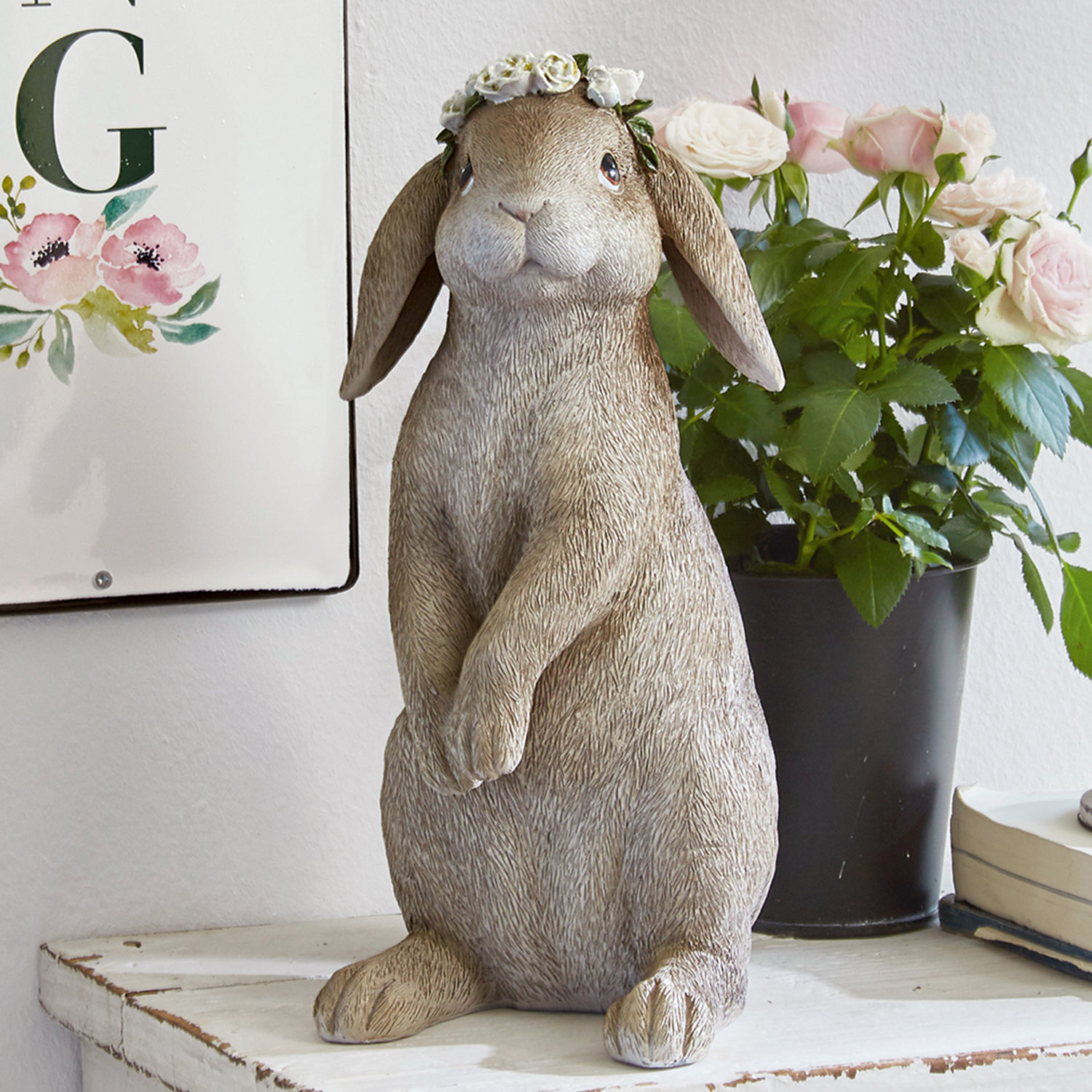 Hase Sweety Beige Hasenfigur aus Kunststoff mit weißem Blumenkranz, dekorative Wohnaccessoire.