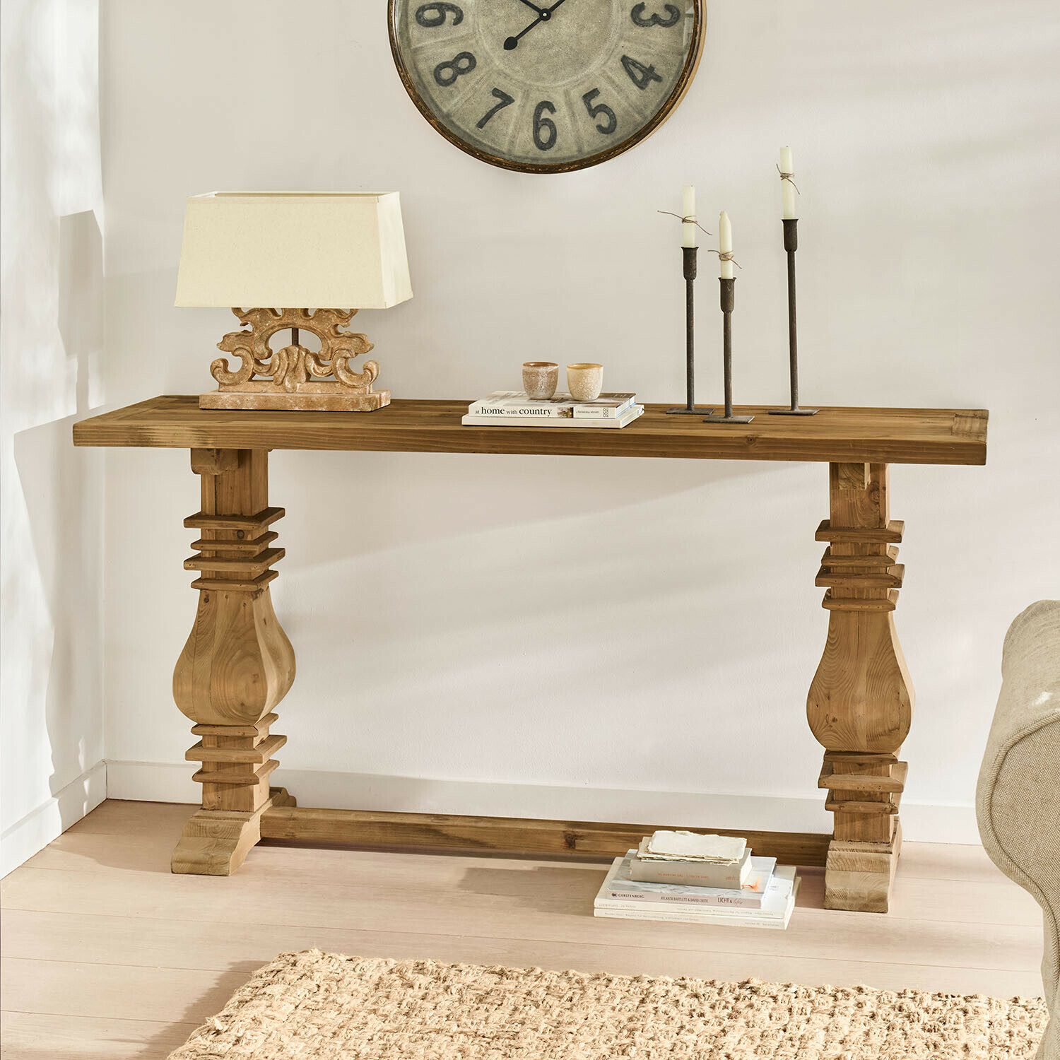 Konsolentisch aus Naturholz mit dekorativer Lampe und Kerzenhaltern im Wohnzimmer