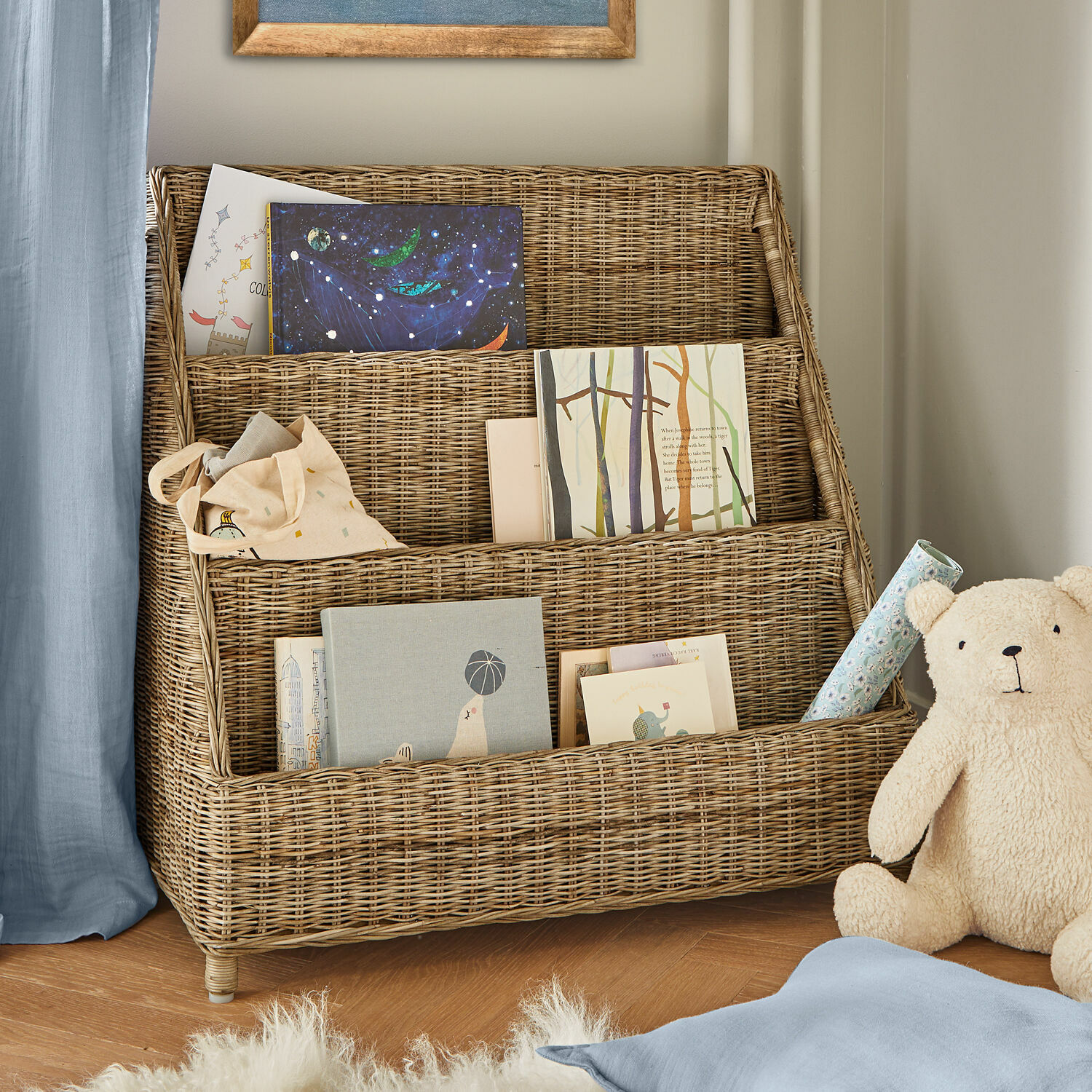 Regal Trésolia Dreistufiges Regal aus natürlichem Rattan mit Büchern und Plüschbär im Kinderzimmer