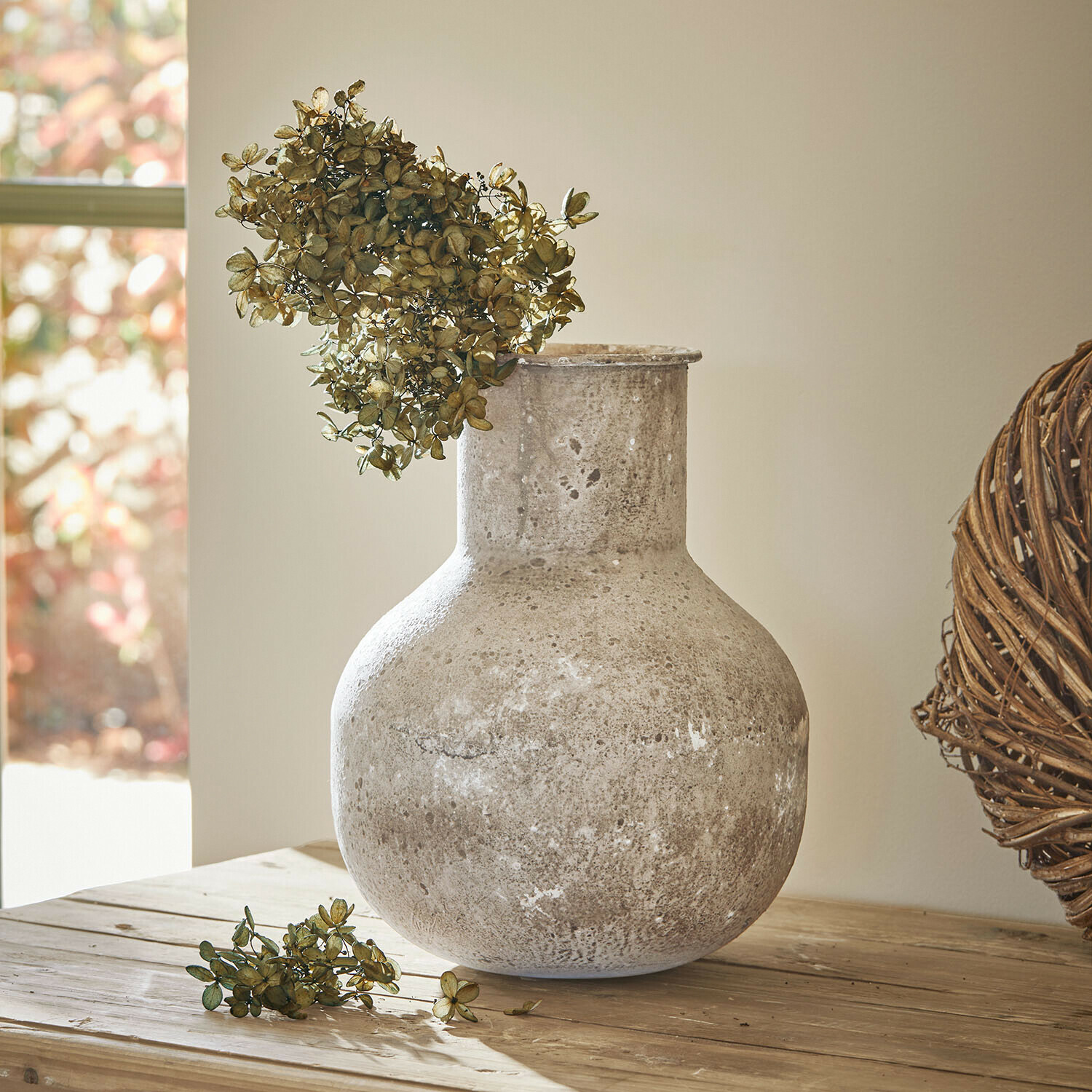 Vase Delavine Große graue Keramikvase mit getrockneten Blumen auf Holztisch in hellem Raum
