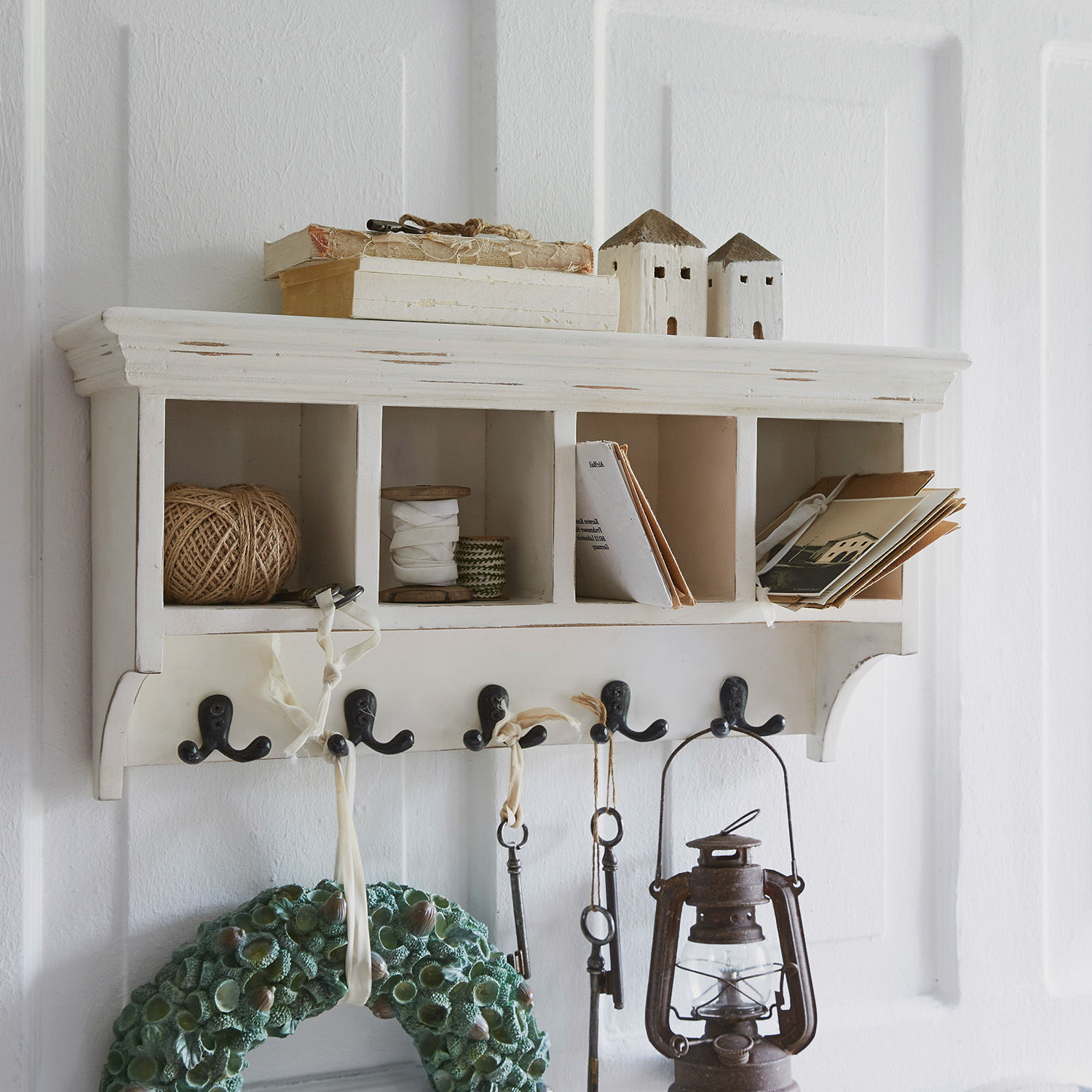 Garderobe Gualado Weißer Holz-Wandhaken mit Fächern und Metallhaken zur Aufbewahrung von Schlüsseln und Dekoration