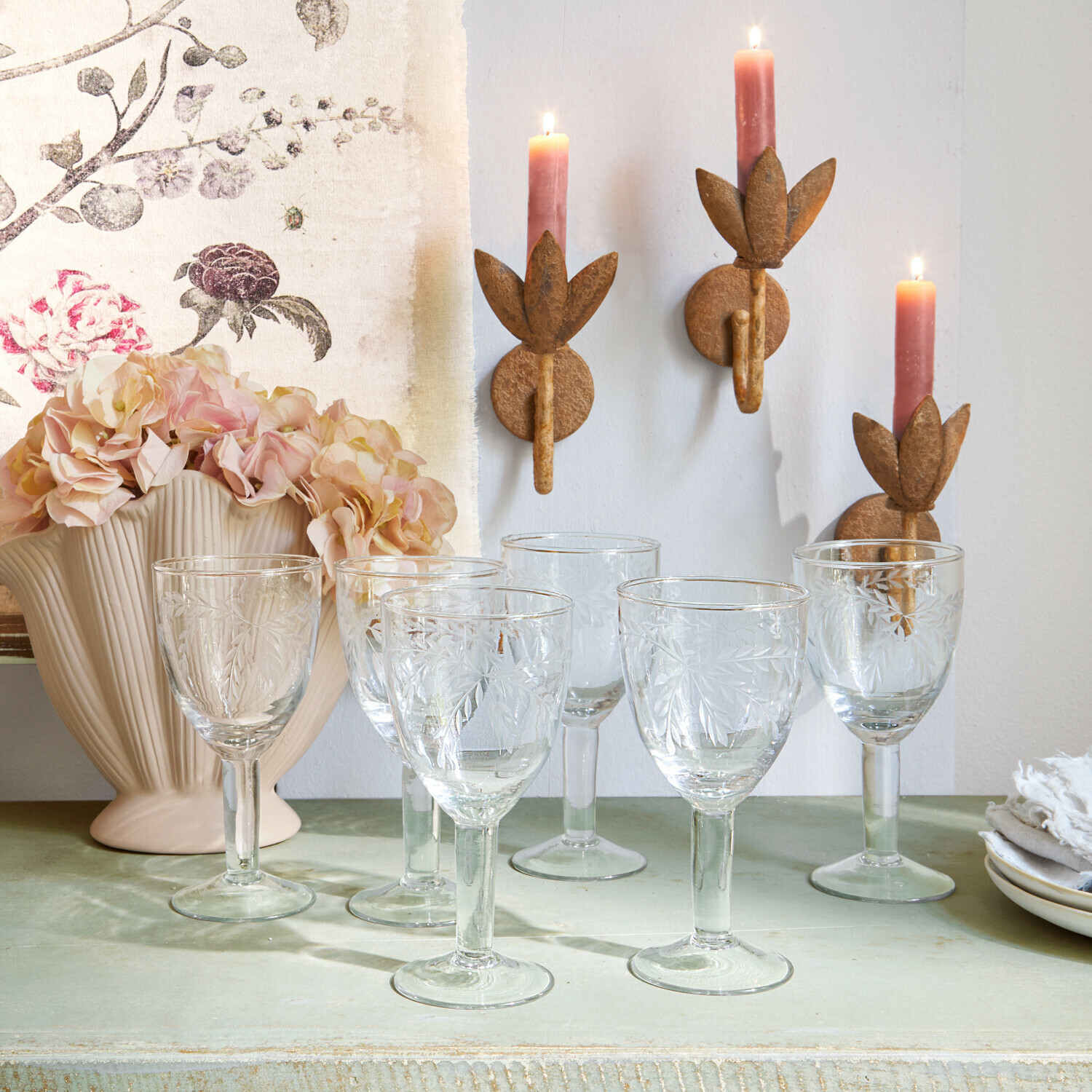 Glas 6er Set Florineau Sechsteiliges Set mit gravierten Gläsern mit Blattmuster auf grünem Tisch mit Kerzen und Blumen