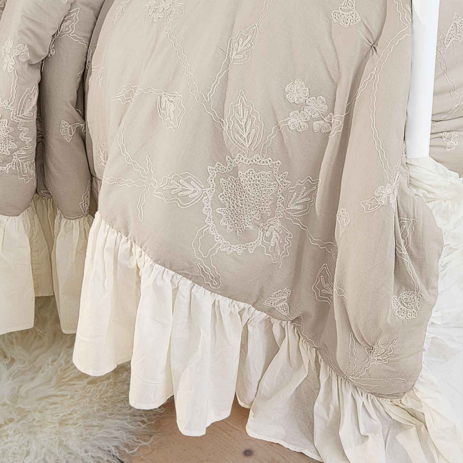 Beige Tagesdecke mit besticktem Muster und cremefarbenem Volant, weiches Material für Schlafzimmer