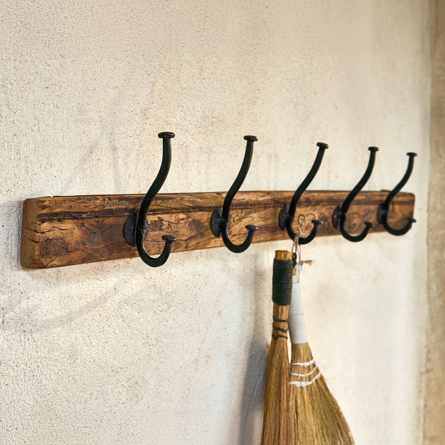 Hakenleiste Sémone Rustikaler Wandhaken aus Holz mit fünf schwarzen Metallhaken zum Aufhängen von Gegenständen