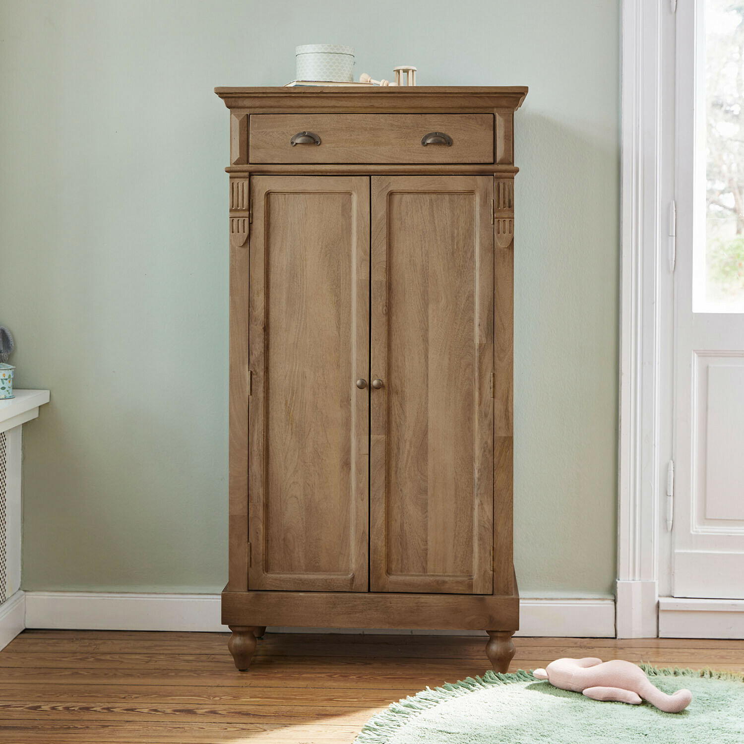 Holzschrank in Naturholzoptik mit Schublade und Türen, praktisches Möbelstück für Wohnzimmer