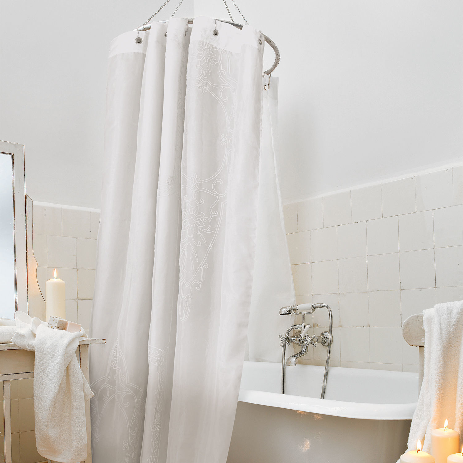 Duschvorhang Bris Weiße Duschvorhang aus Baumwolle mit feinem Muster, Badezimmer mit Badewanne und Kerzen