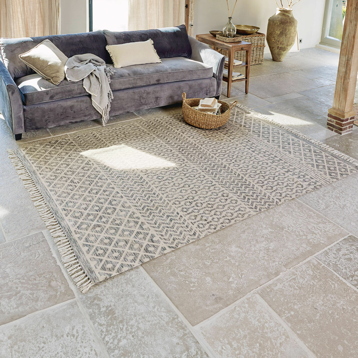 In- & Outdoor-Teppich Champigny Beiger Teppich mit geometrischem Muster und Fransen auf Steinboden in hellem Wohnzimmer