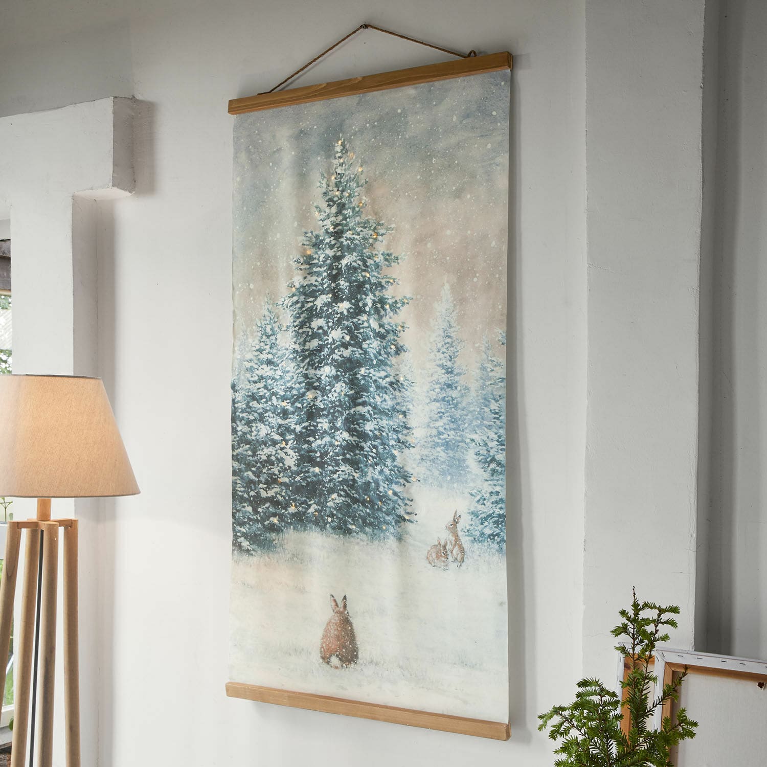 LED-Wandbild Orpique Dekoratives Leinwandbild mit winterlichem Motiv von schneebedeckten Tannen und Hasen in Naturfarben