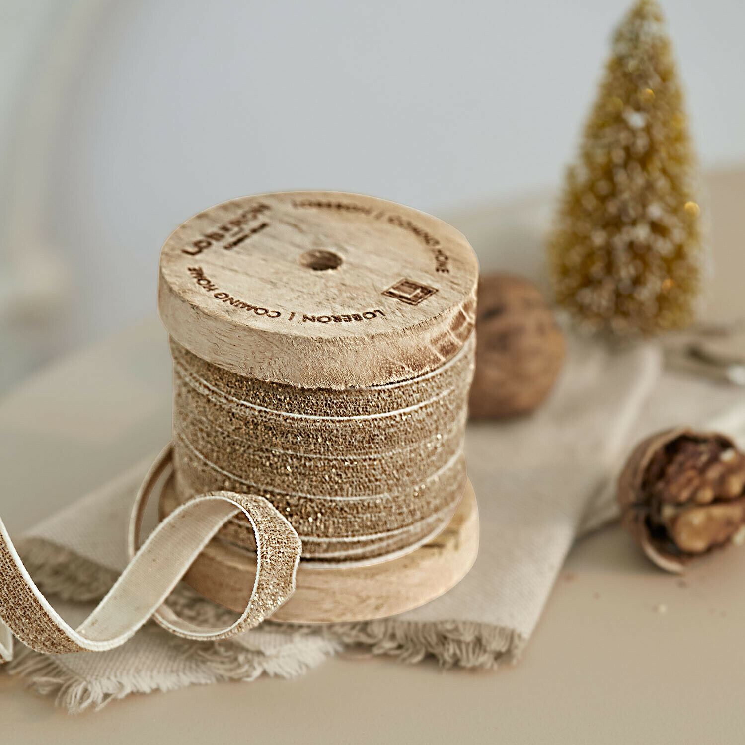Samtband Ulvane Beige glitzerndes Dekoband auf Holzspule, ideal für festliche Dekorationen und Geschenkverpackungen