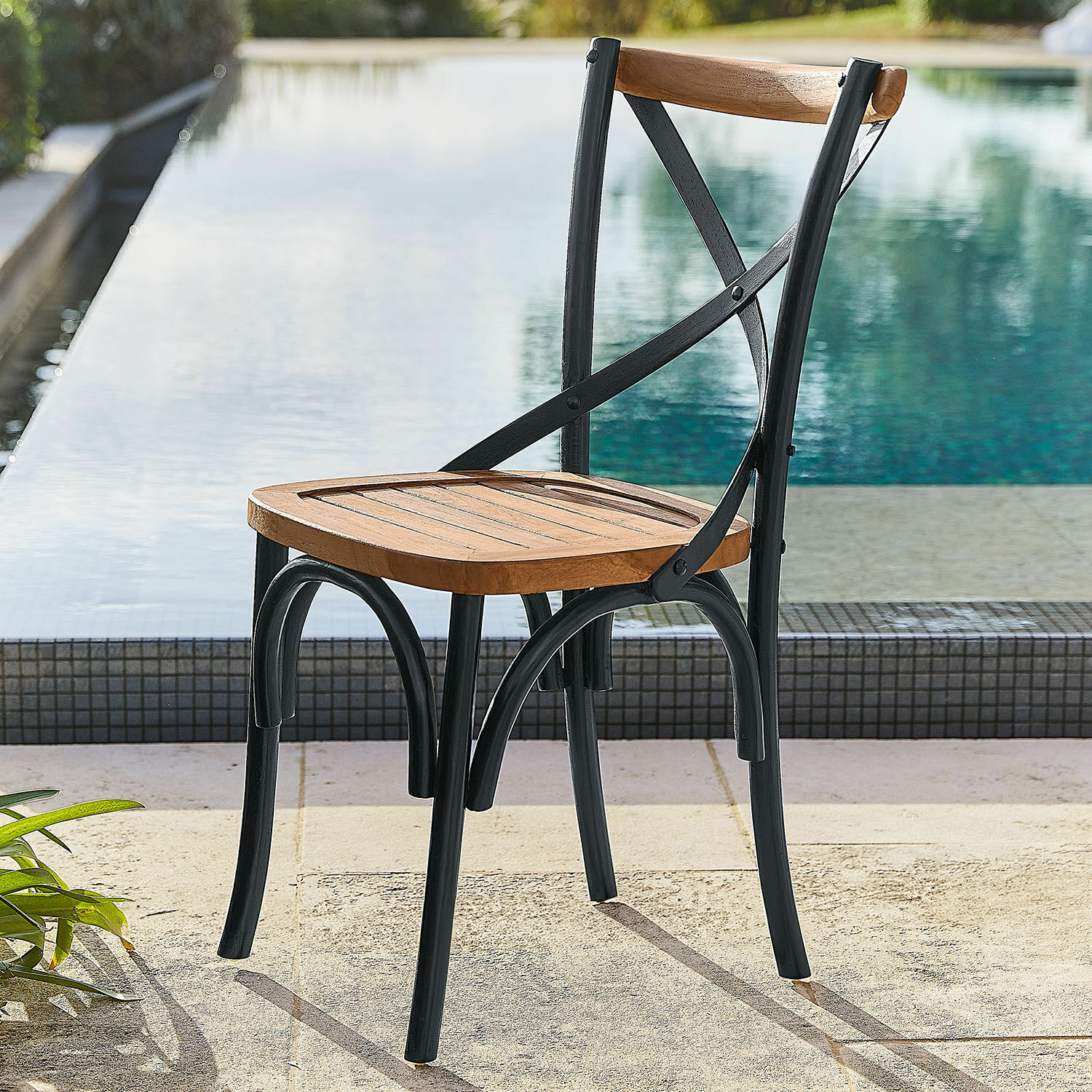 Stuhl Kirkdale Gartenstuhl aus schwarzem Metall und Teakholz, ideal für Terrasse und Außenbereich