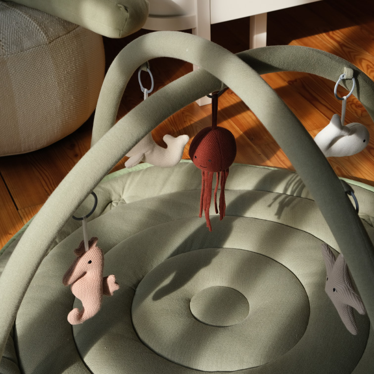 Weiche grüne Baby-Spielmatte mit hängenden Meeresbewohner-Figuren zum Greifen