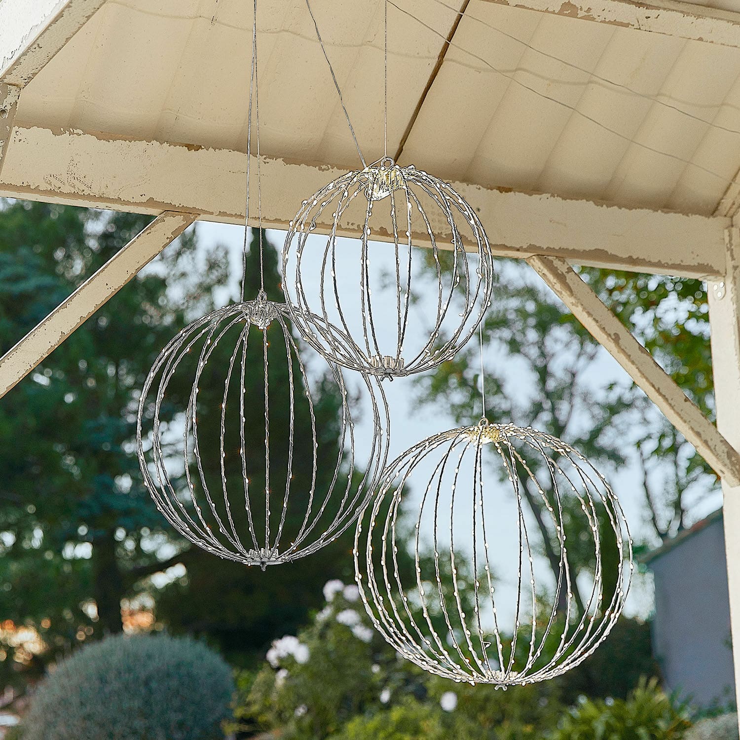 LED-Kugel 3er Set Brilliante Drei silberne Metallkugeln mit LED-Beleuchtung zum Aufhängen im Außenbereich