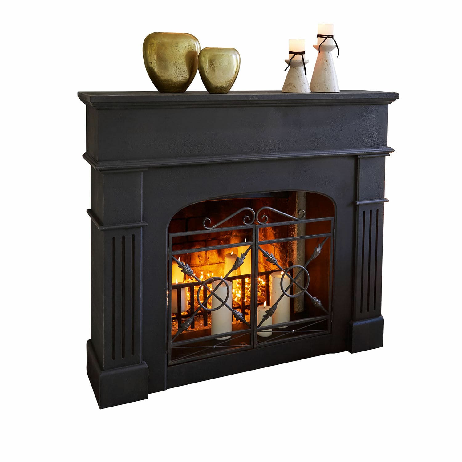 Kaminkonsole Hollowfield Schwarzer Kamin mit Metallgitter und Kerzen, Messing- und Steindekorationen oben