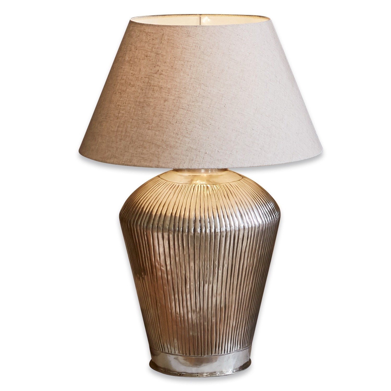 Tischlampe Caulières Tischlampe mit geriffelter Metallbasis in Silber und beigem Stoffschirm für Wohnraum