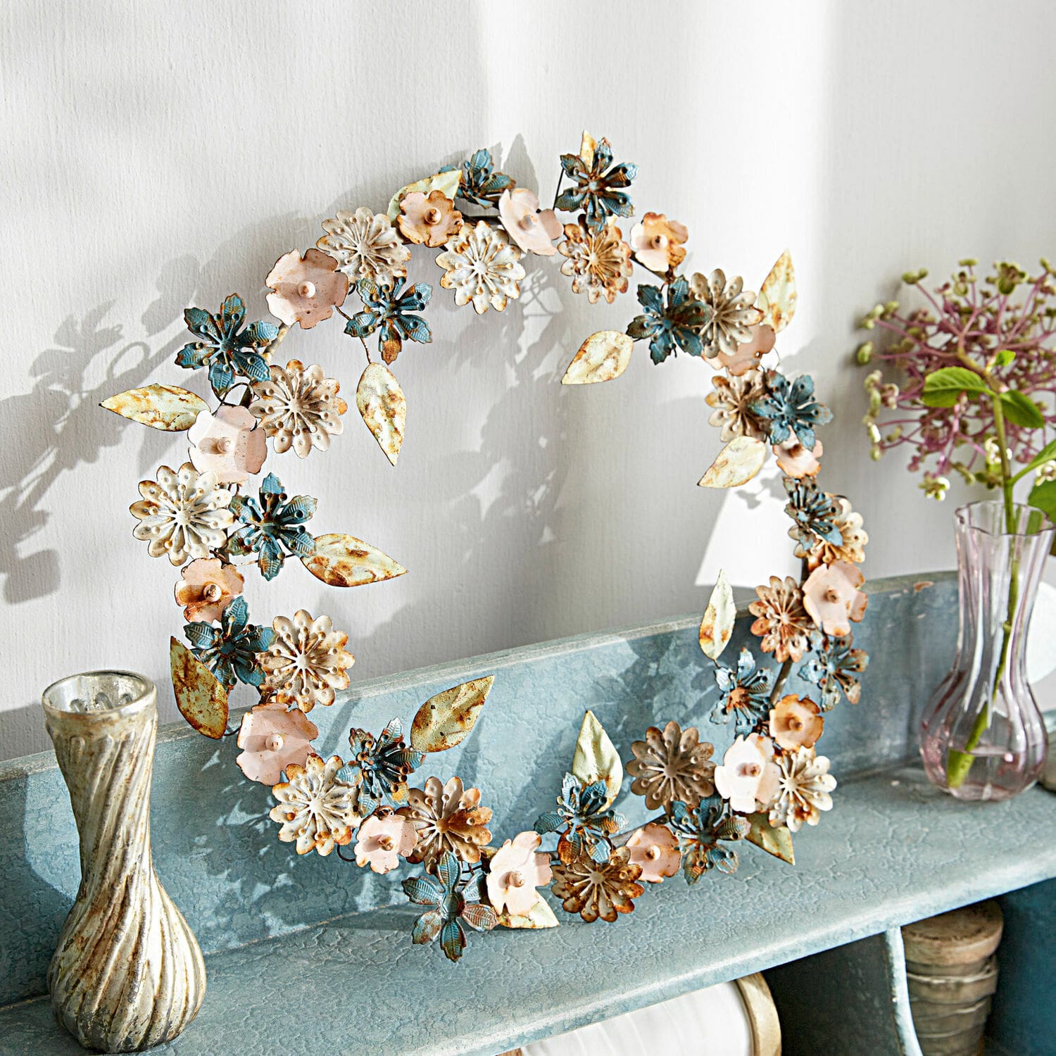 Kranz Littleton Dekorativer Metallkranz in Blau, Rosa und Cremefarben auf Regal für Wohnraumdeko