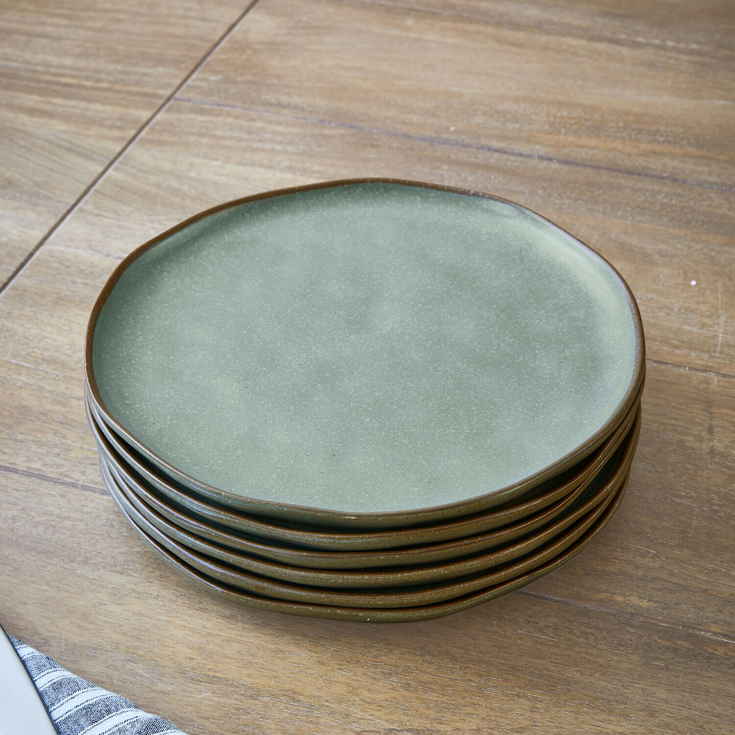 Teller 6er Set Biarré Grünes Keramikteller-Set mit braunem Rand auf Holztisch, Küchen- und Essgeschirr